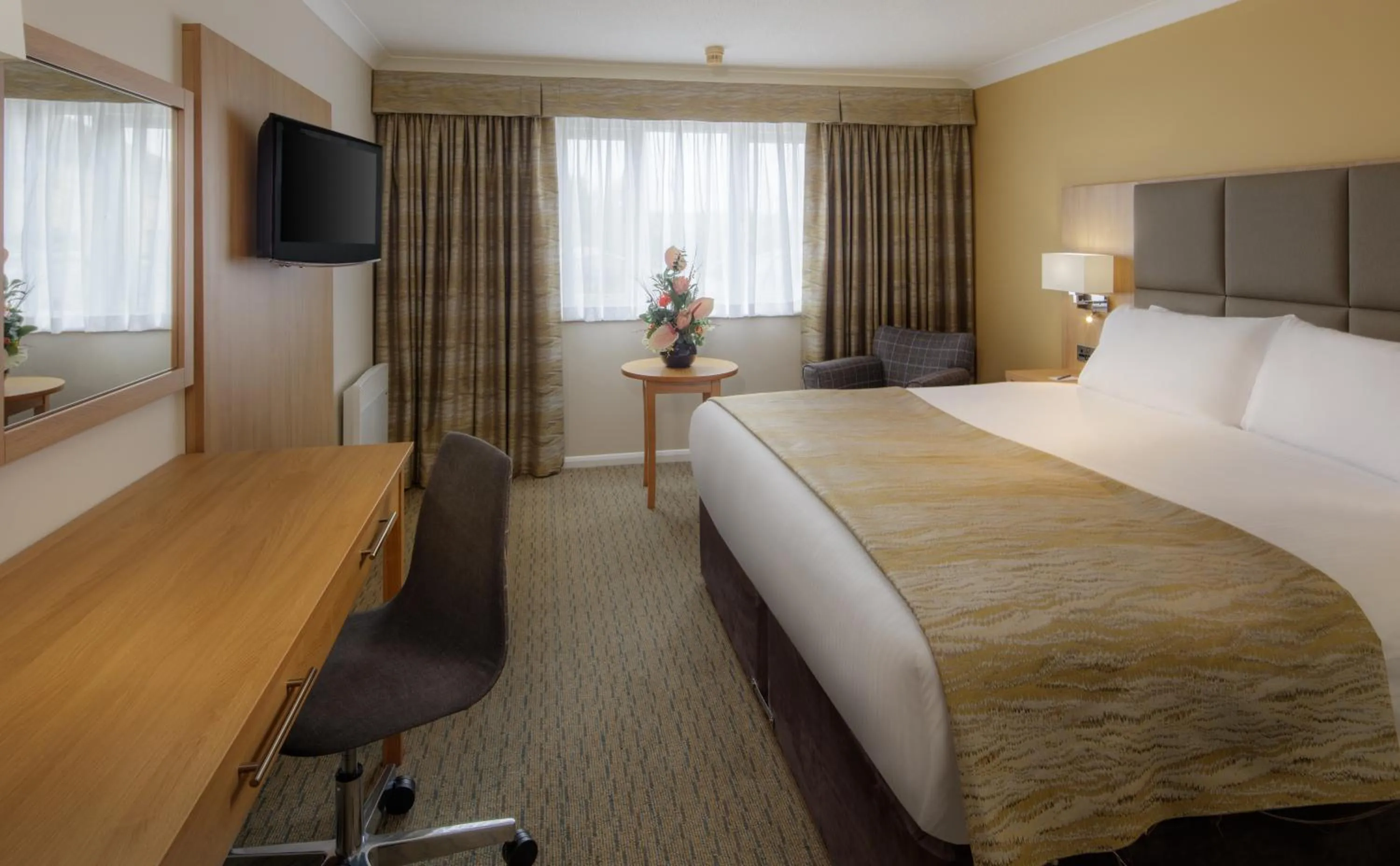 Bedroom, TV/Entertainment Center in Mercure Hatfield Oak Hotel
