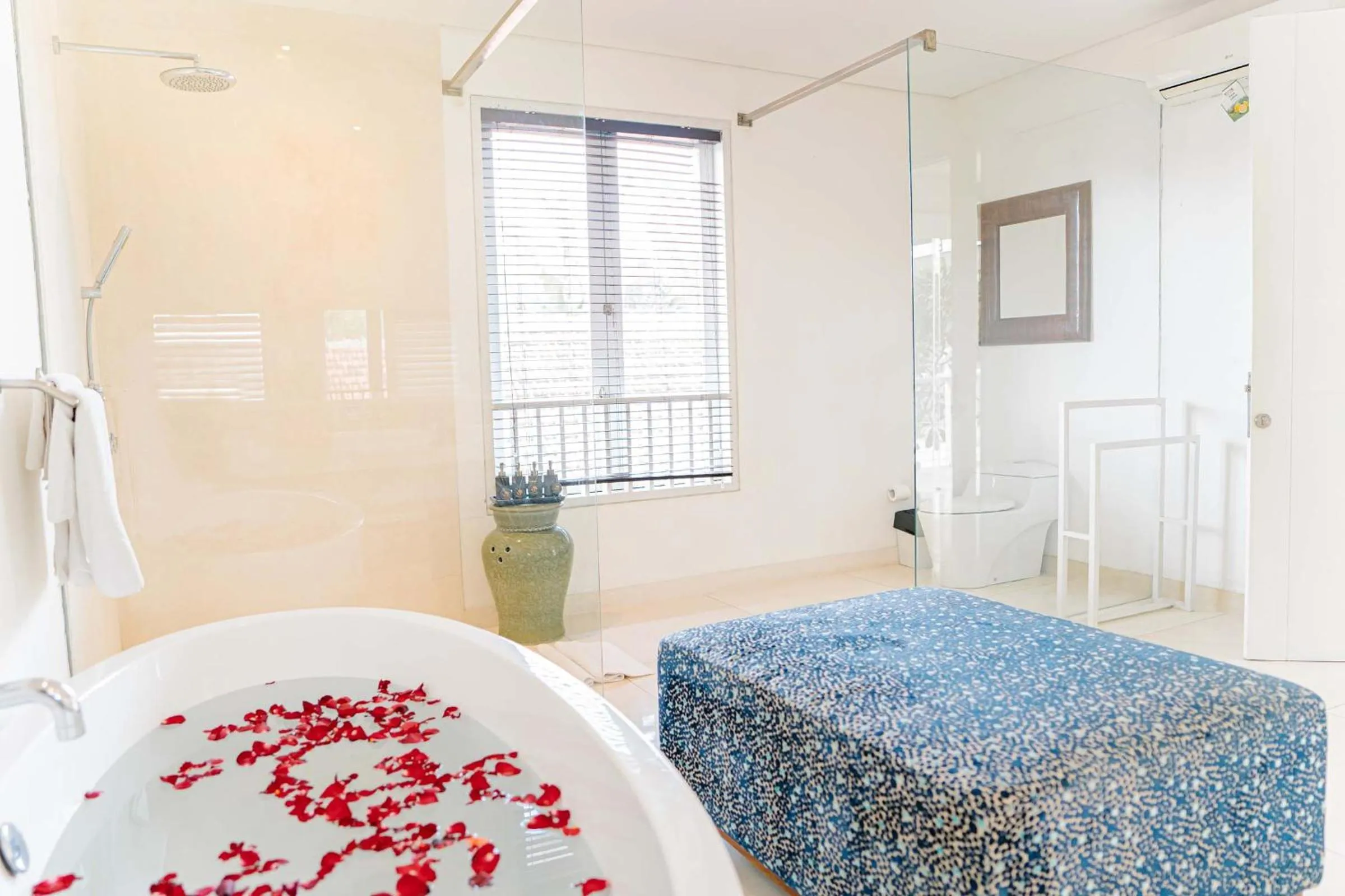 Toilet, Bed in CassaMia Bali - Spacious Luxury 5 Bedroom Villa