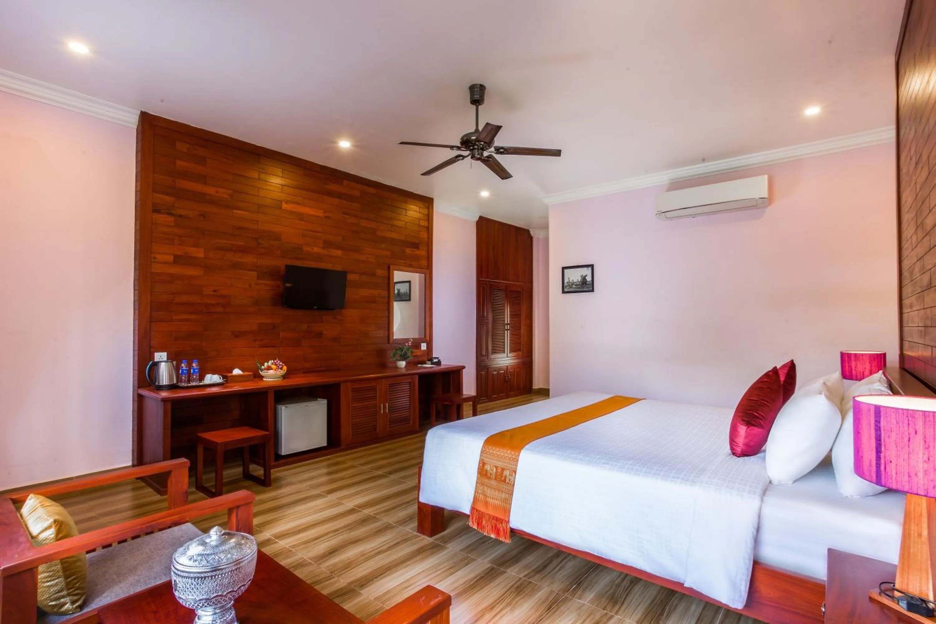TV and multimedia, Bed in Villa Phum Khnar