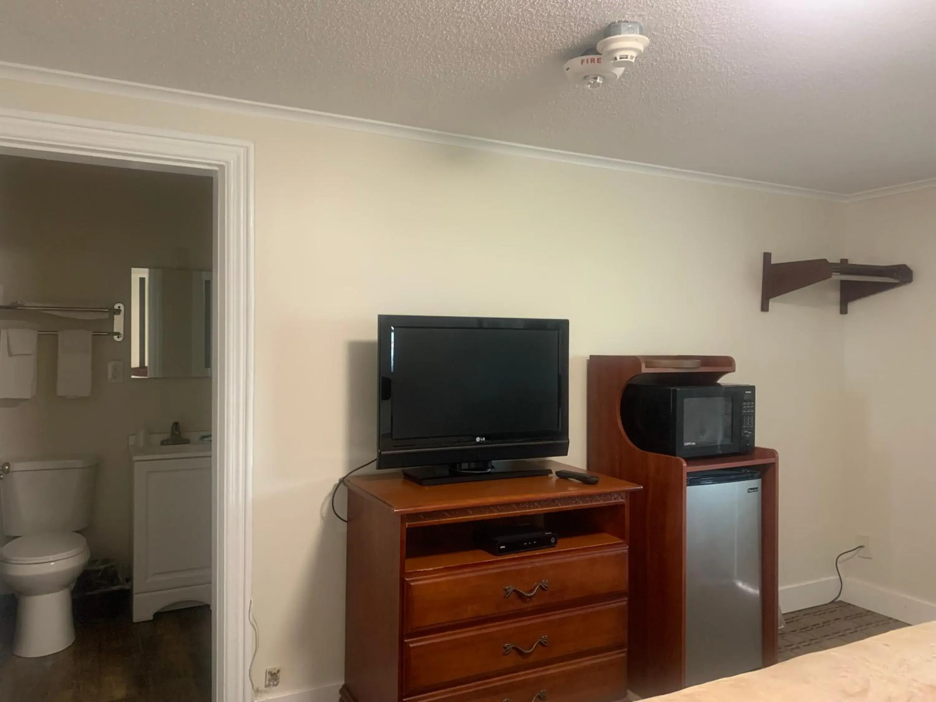 Standard King Room in River Valley Inn Standard King Room in River Valley Inn