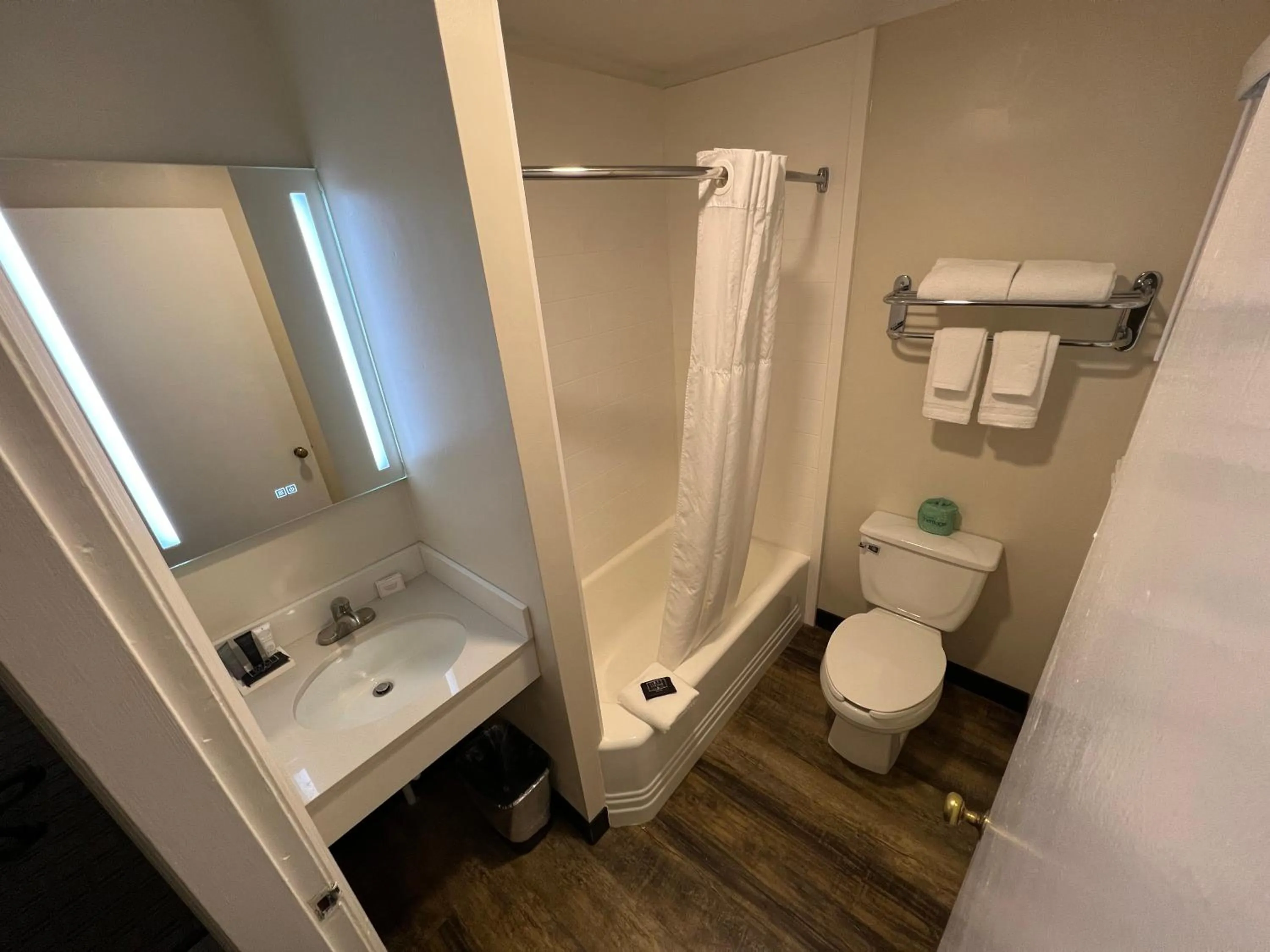 Shower in River Valley Inn