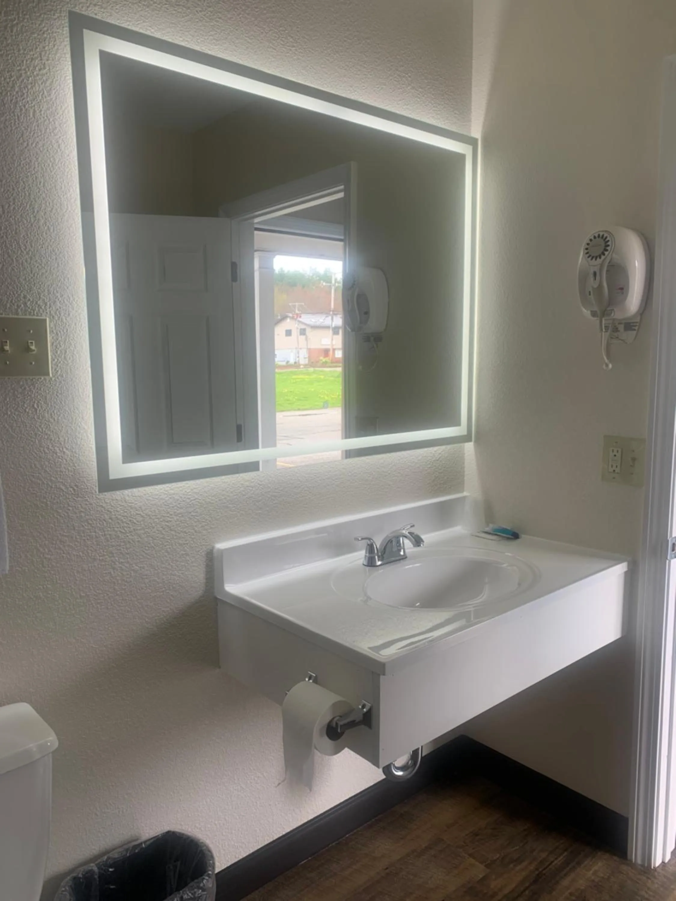 Bathroom in River Valley Inn