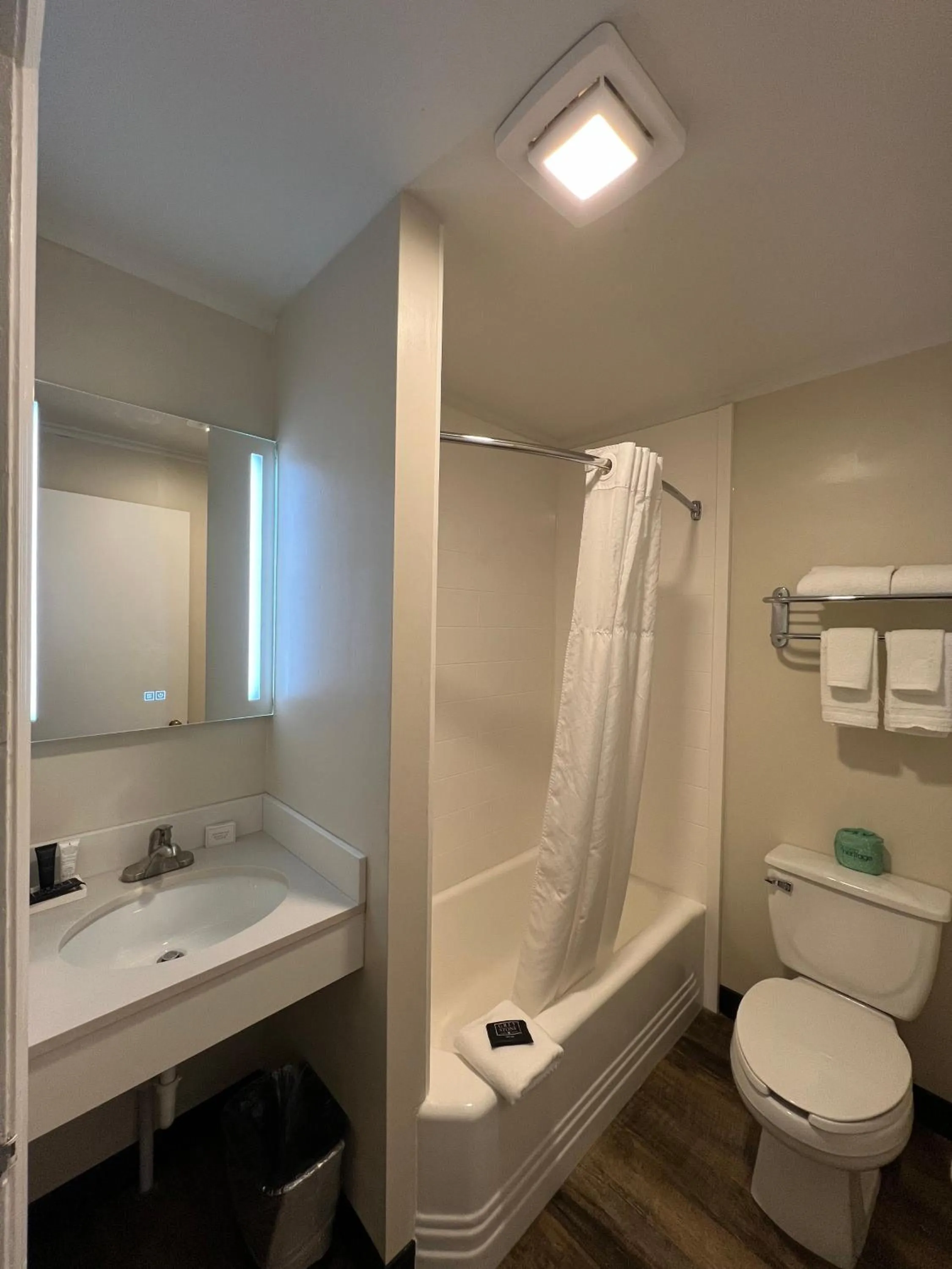 Shower in River Valley Inn