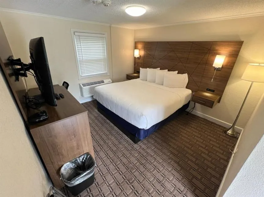 Bed in River Valley Inn