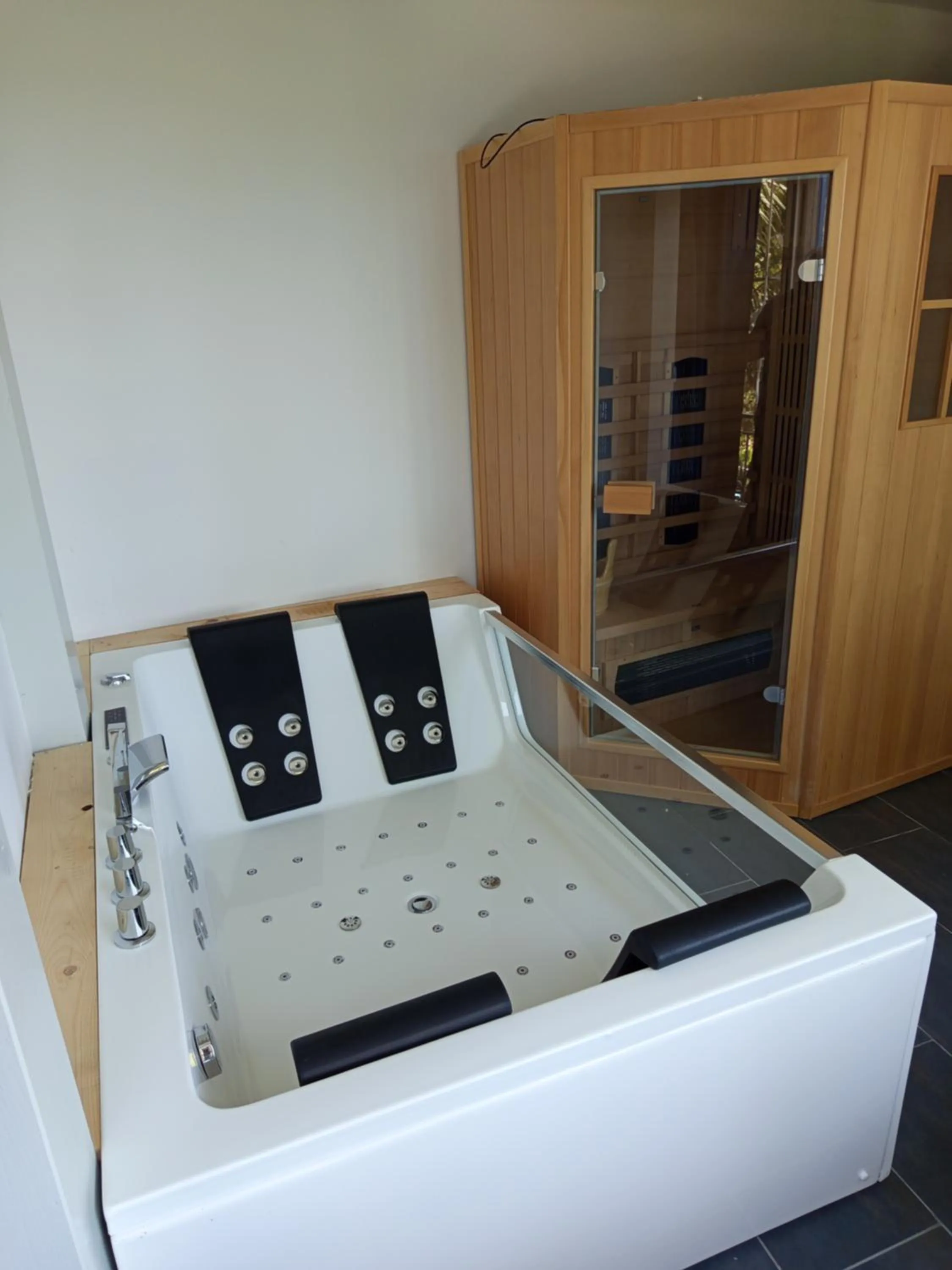 Hot Tub, Bed in ToviMar Apartments