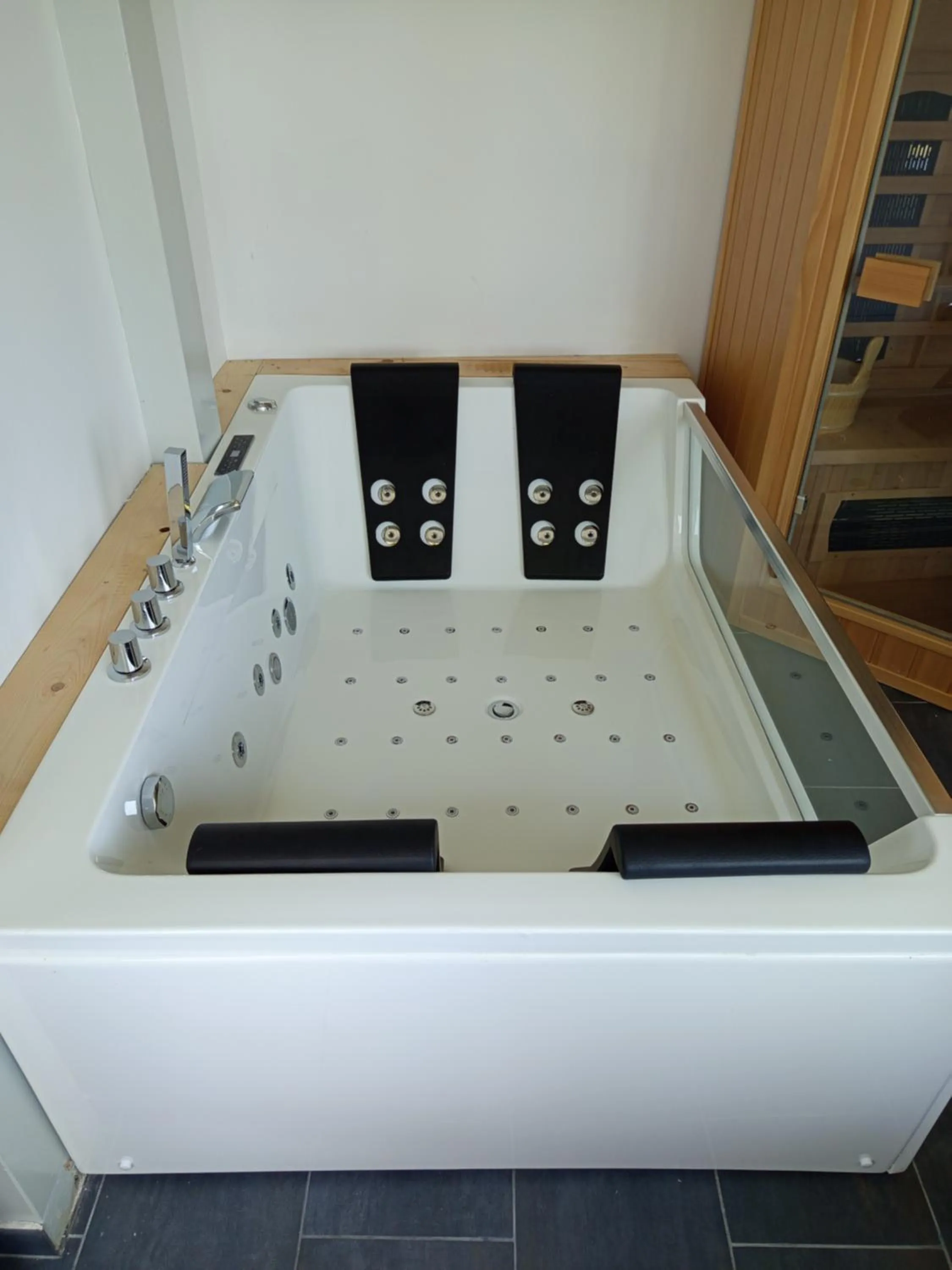 Hot Tub in ToviMar Apartments