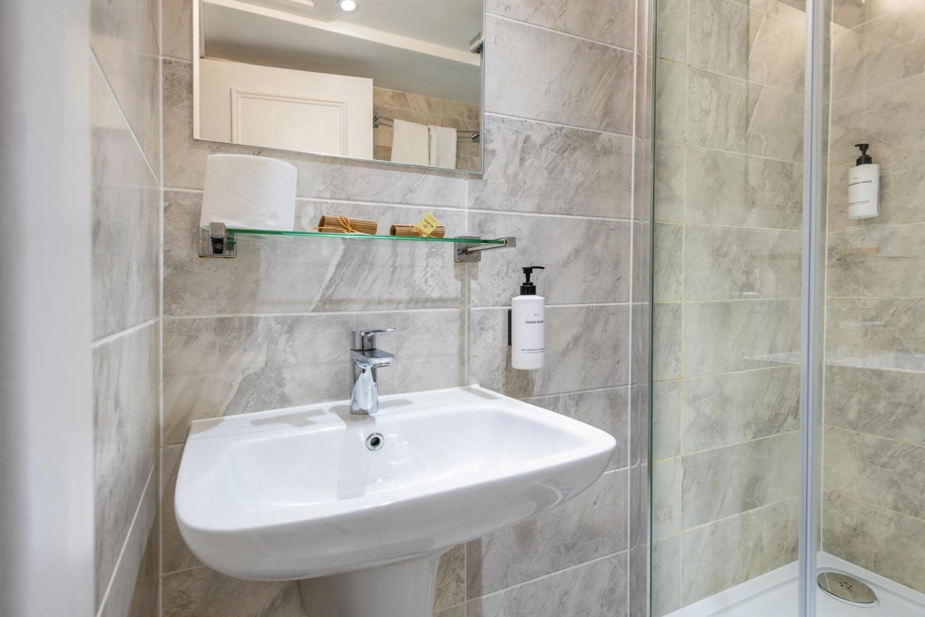 Bathroom in Park Avenue Bayswater Inn Hyde Park