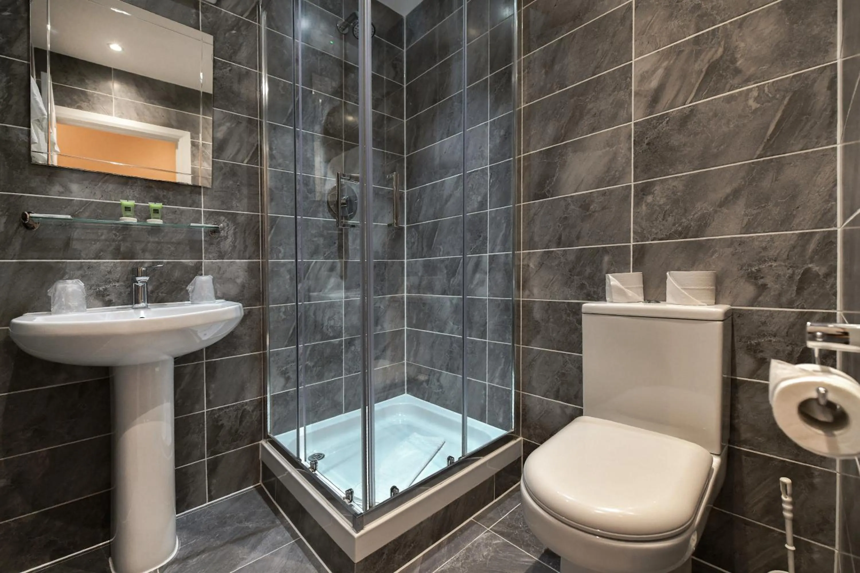 Bathroom in Park Avenue Bayswater Inn Hyde Park