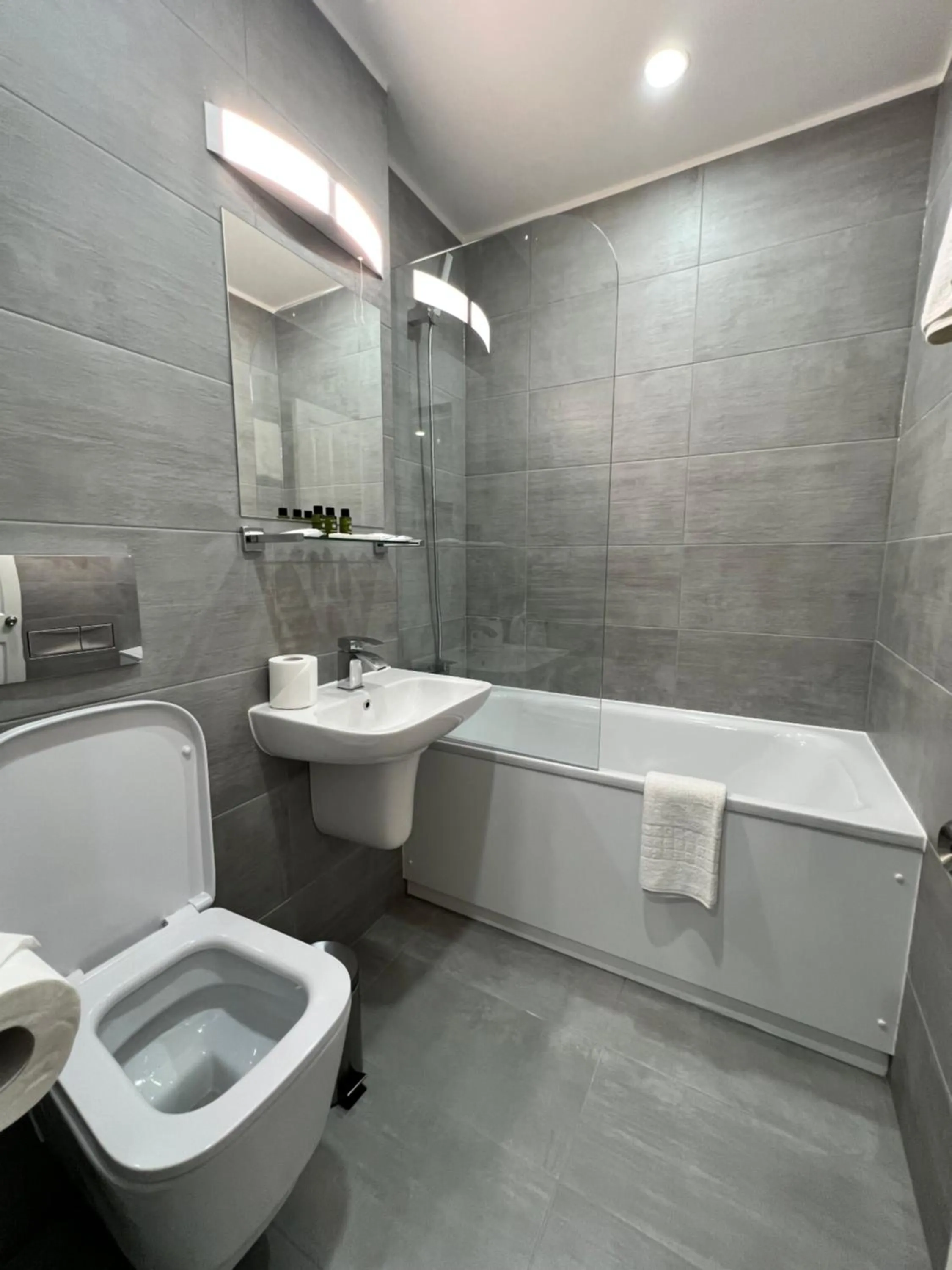 Bathroom in Park Avenue Bayswater Inn Hyde Park