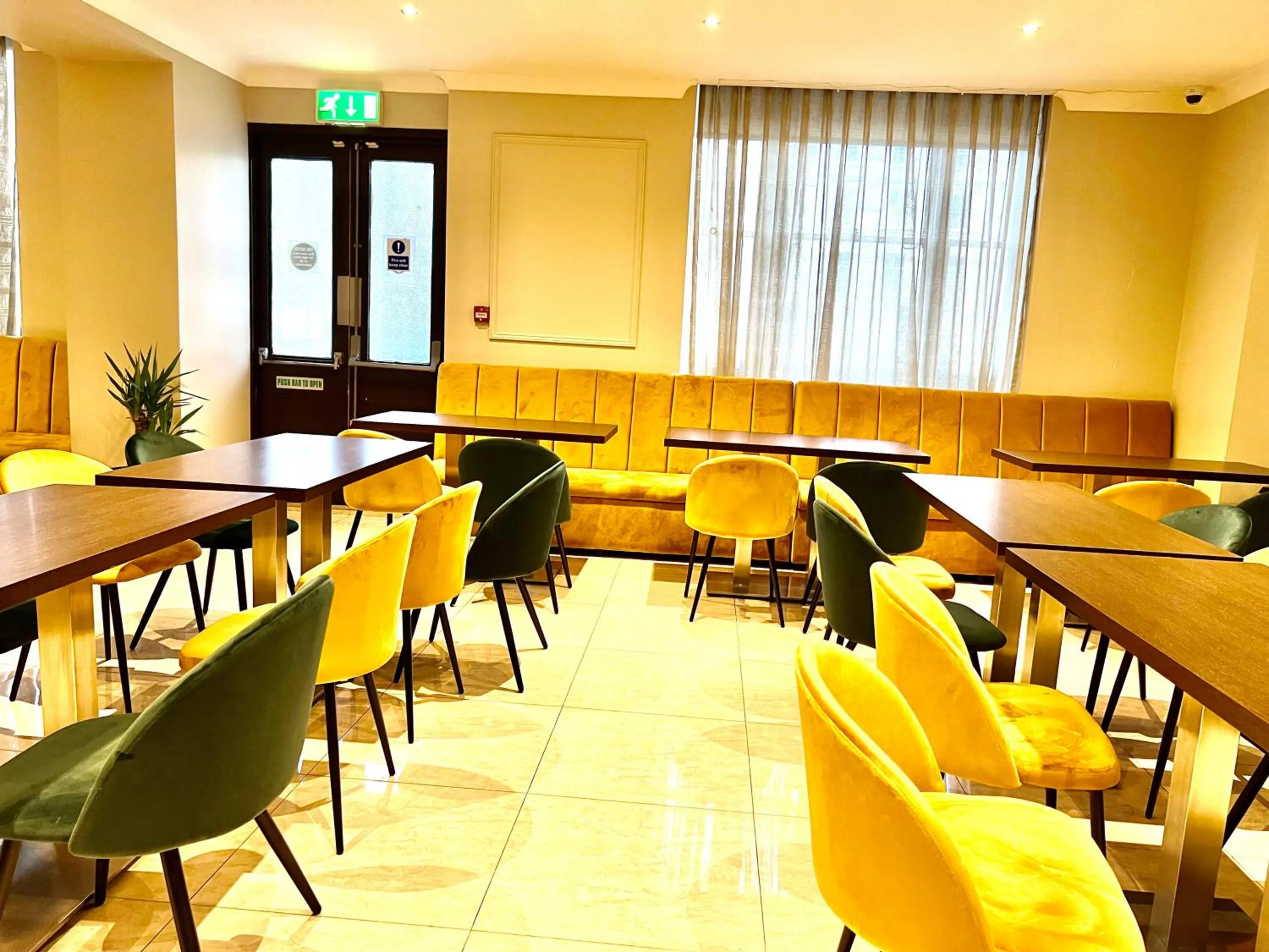 Restaurant/places to eat in Park Avenue Bayswater Inn Hyde Park