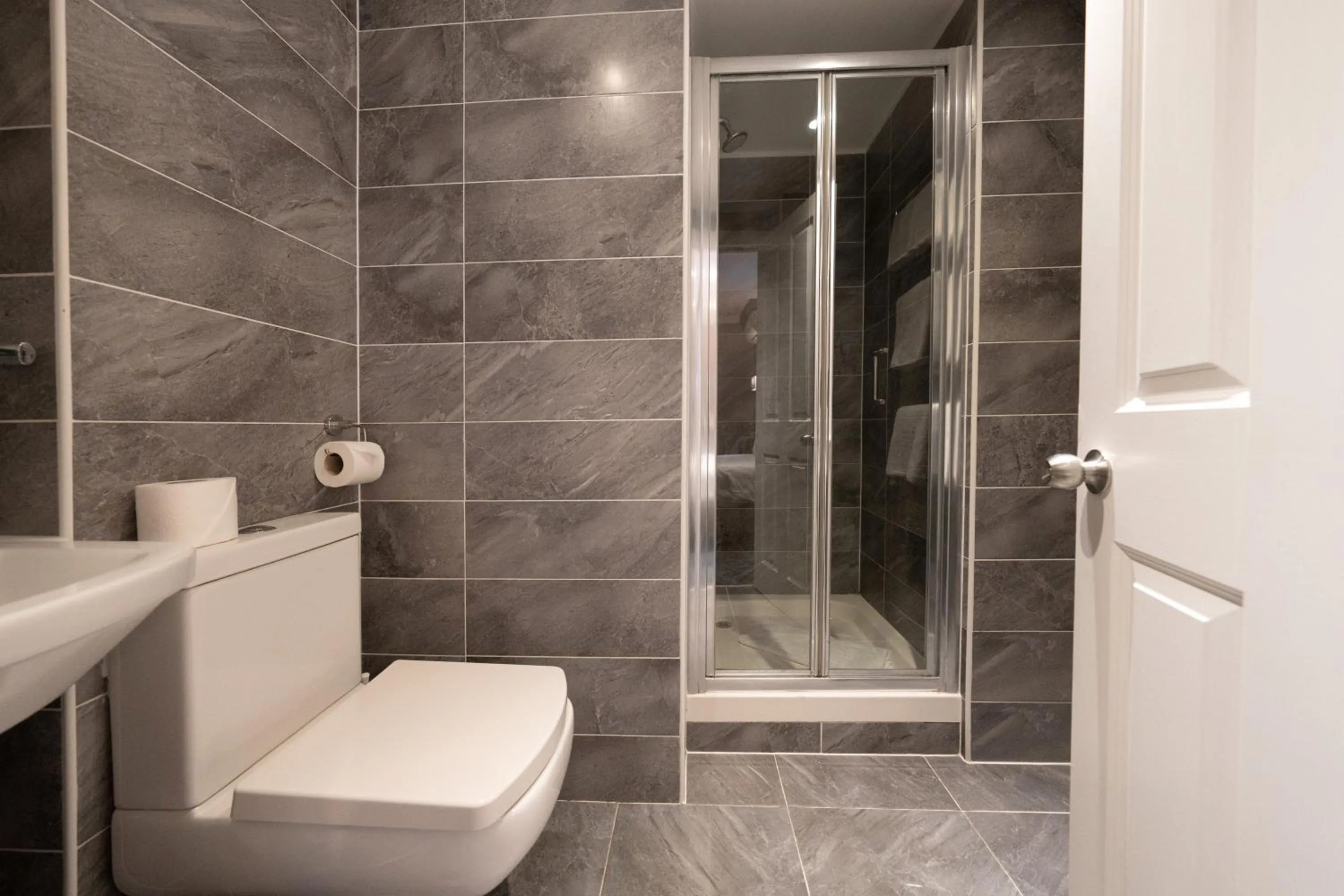 Bathroom in Park Avenue Bayswater Inn Hyde Park