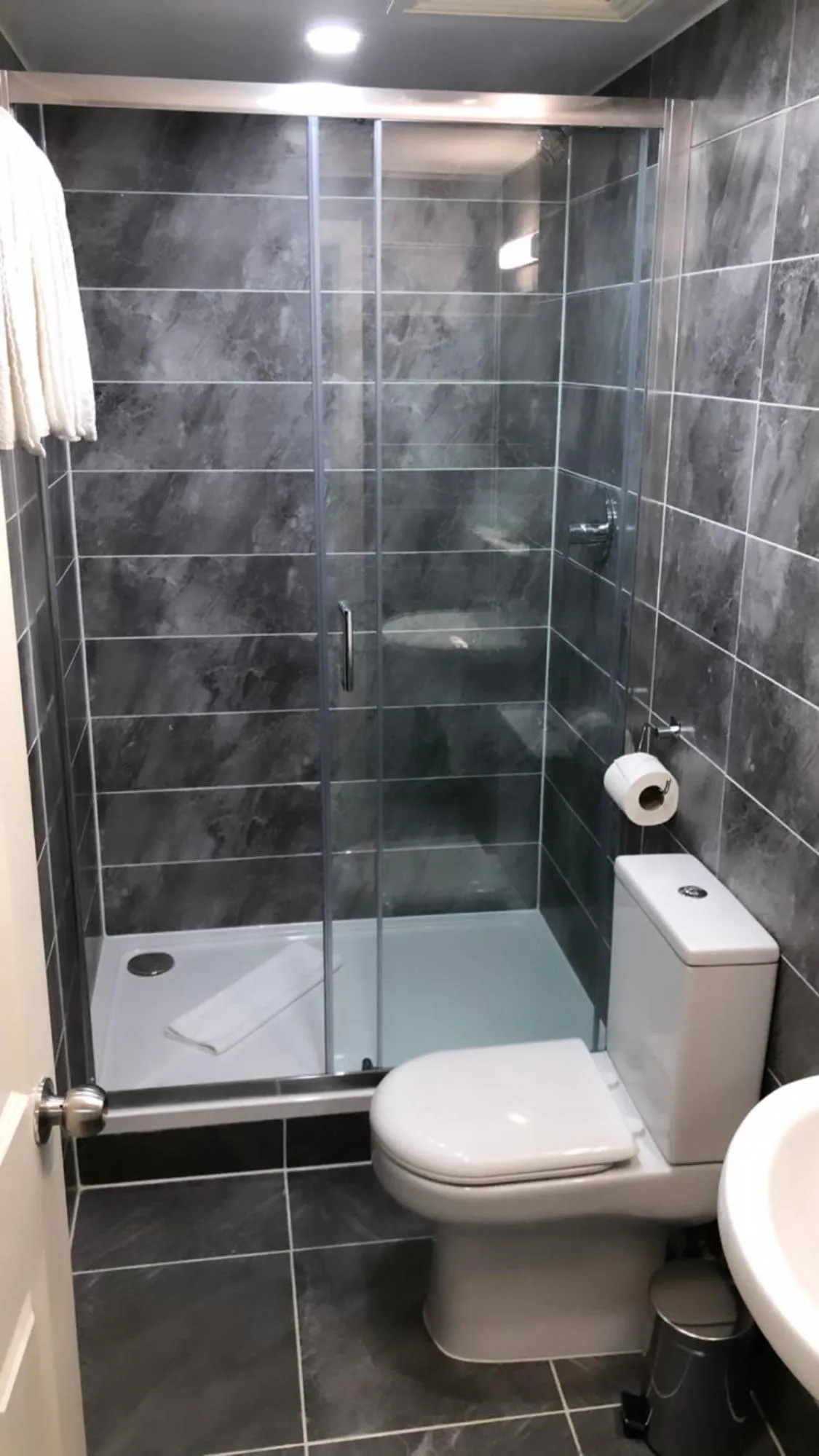 Bathroom in Park Avenue Bayswater Inn Hyde Park