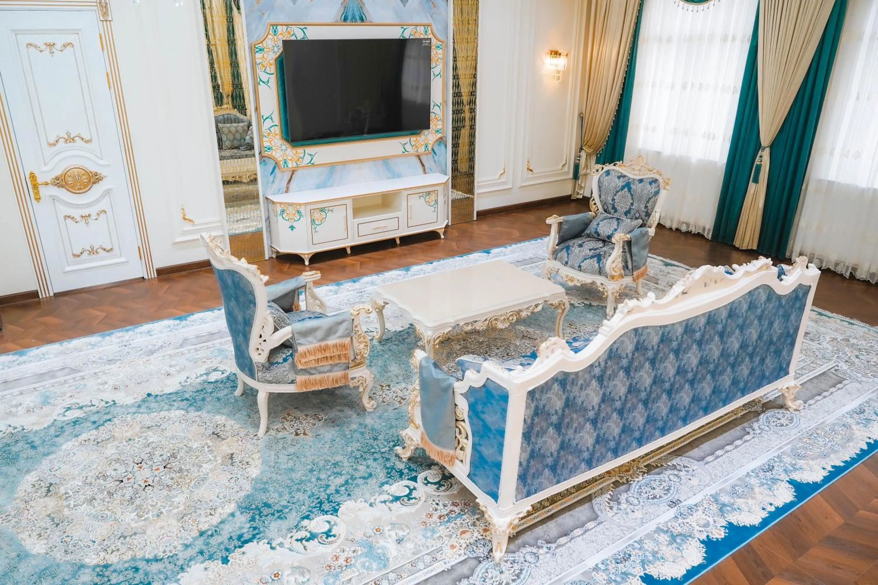 Communal lounge/ TV room in KANGURT Grand Hotel