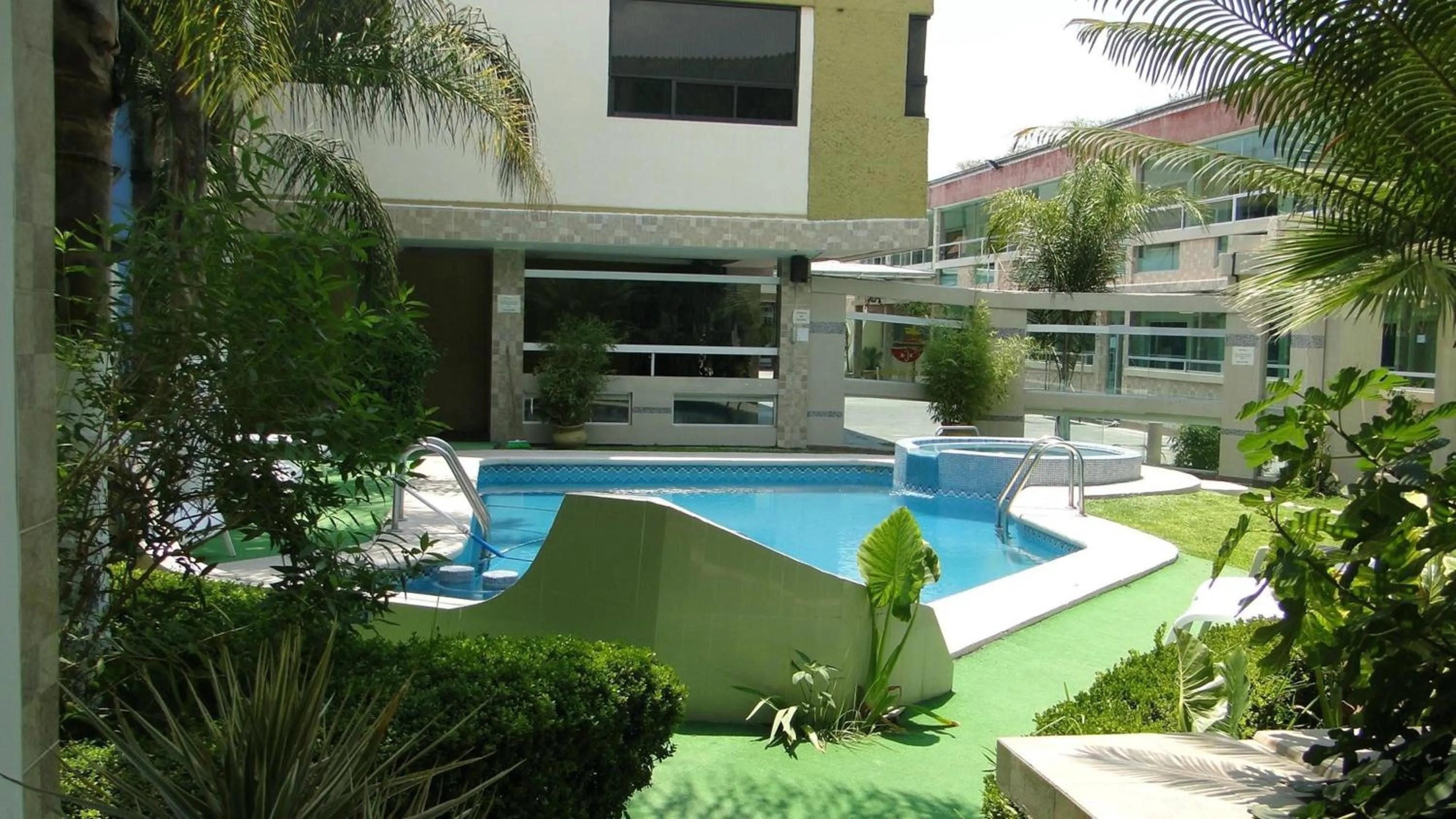 Swimming pool in Hotel Cuellar