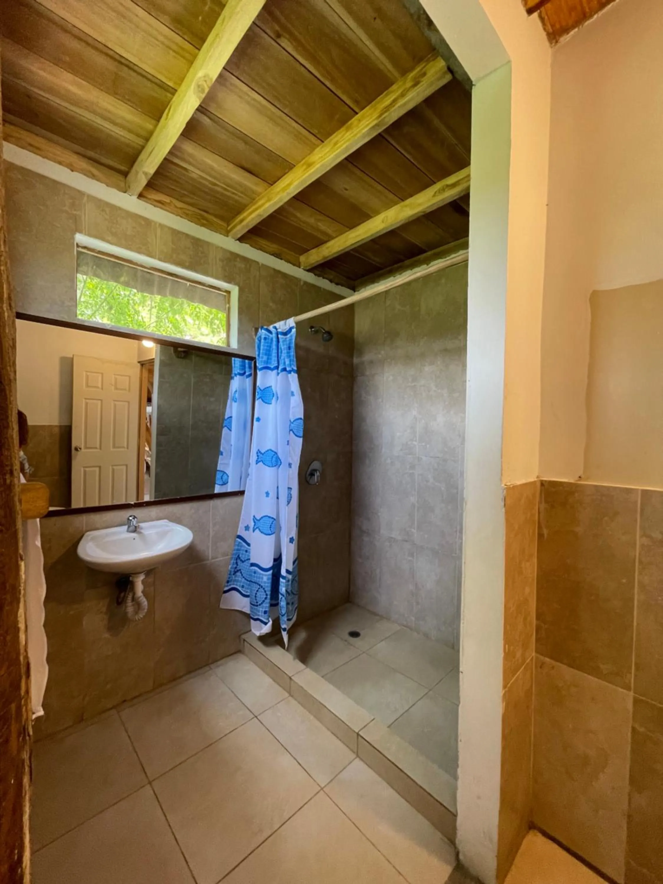 Shower in Punta Hills Montanita