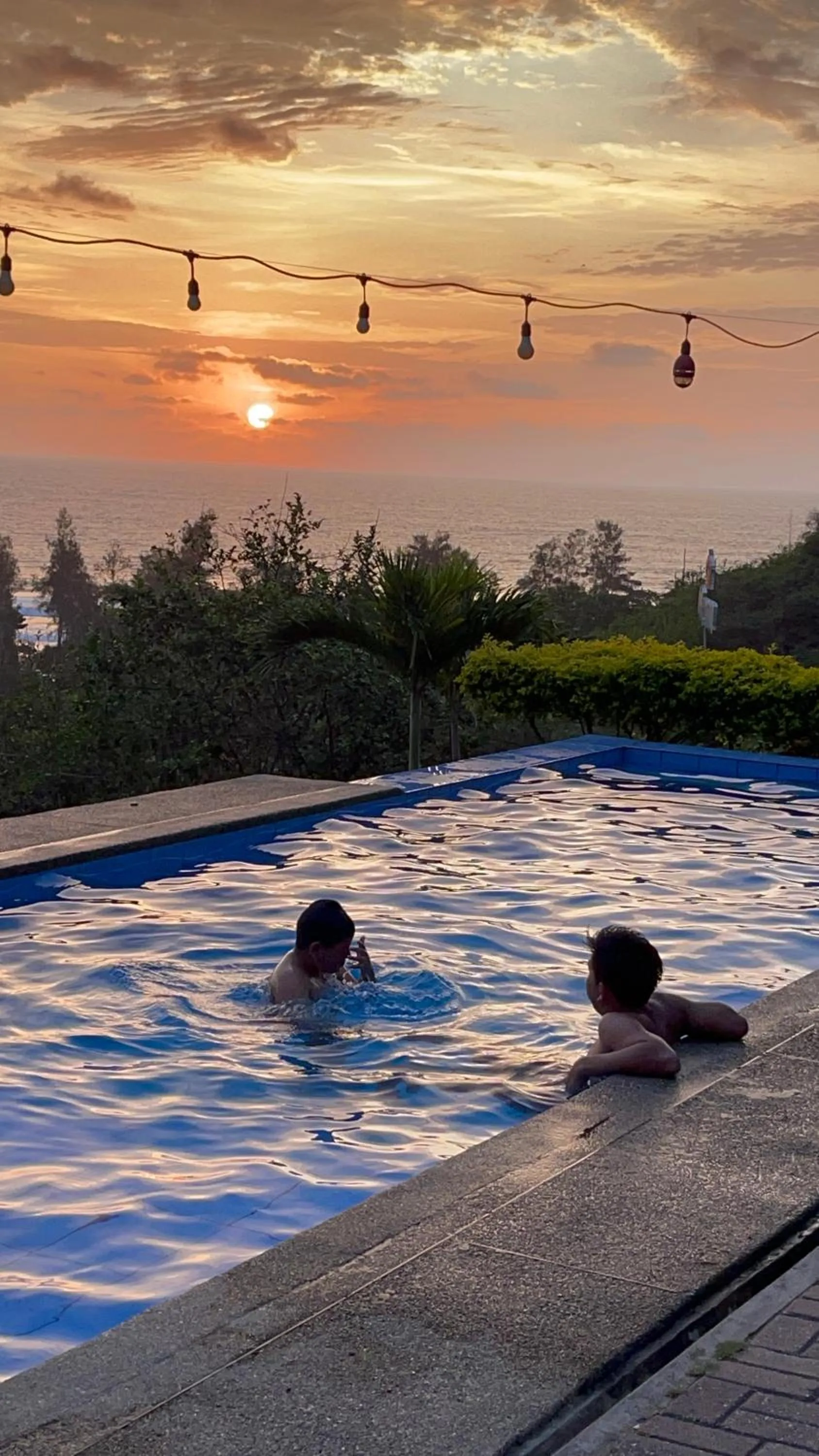 People in Punta Hills Montanita