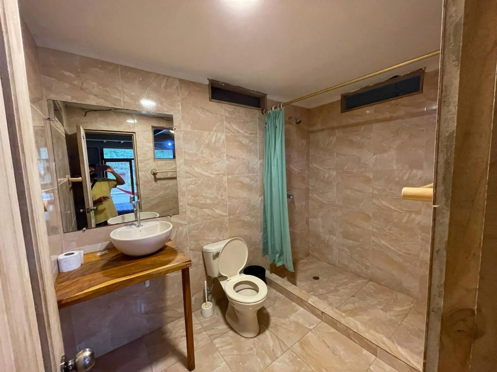 Shower in Punta Hills Montanita