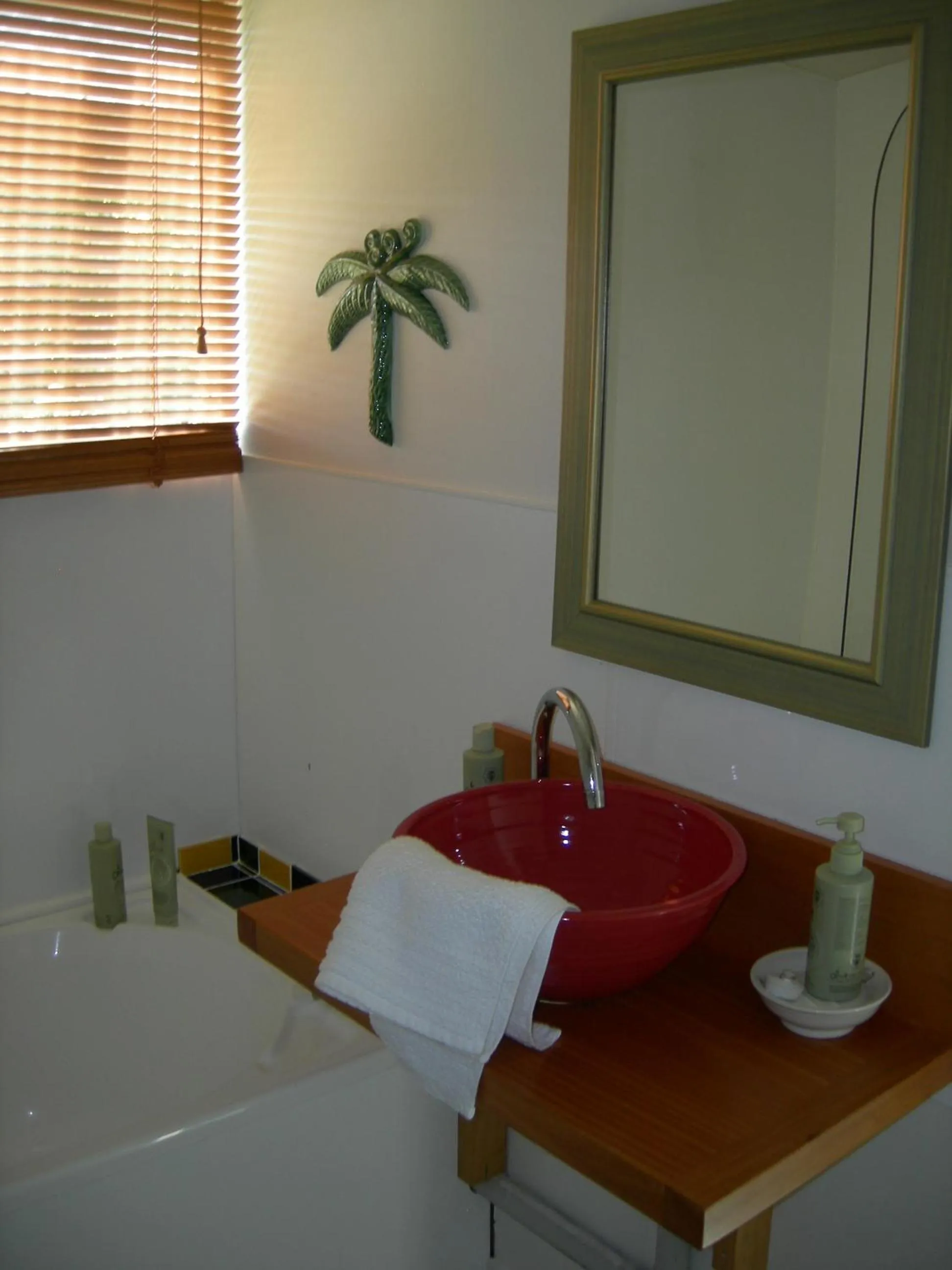 Bathroom in L'abri Bed and Breakfast