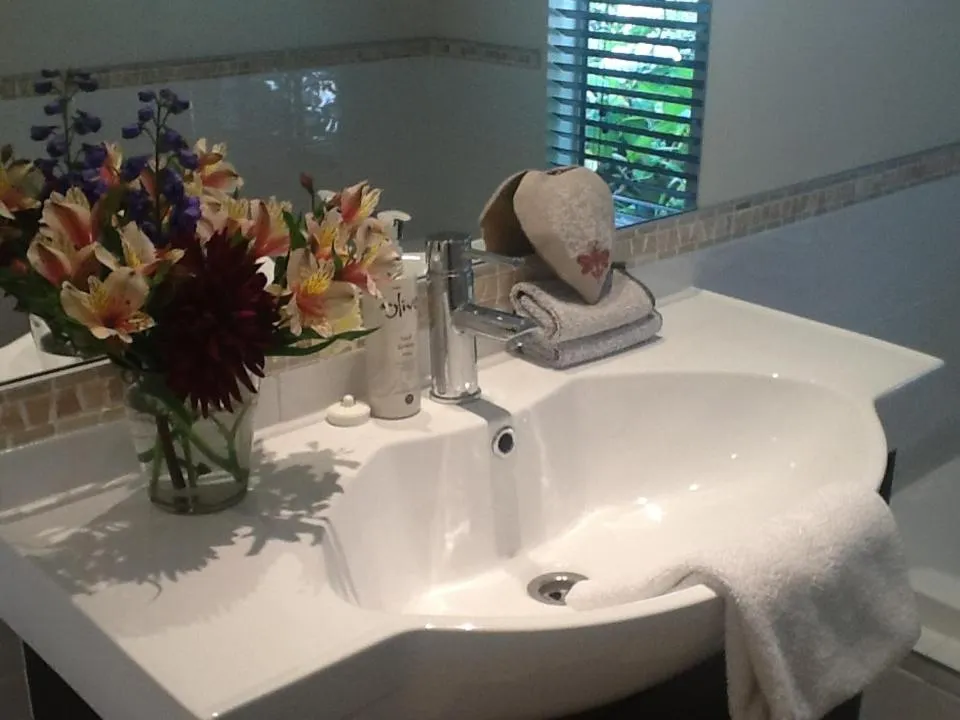 Bathroom in L'abri Bed and Breakfast