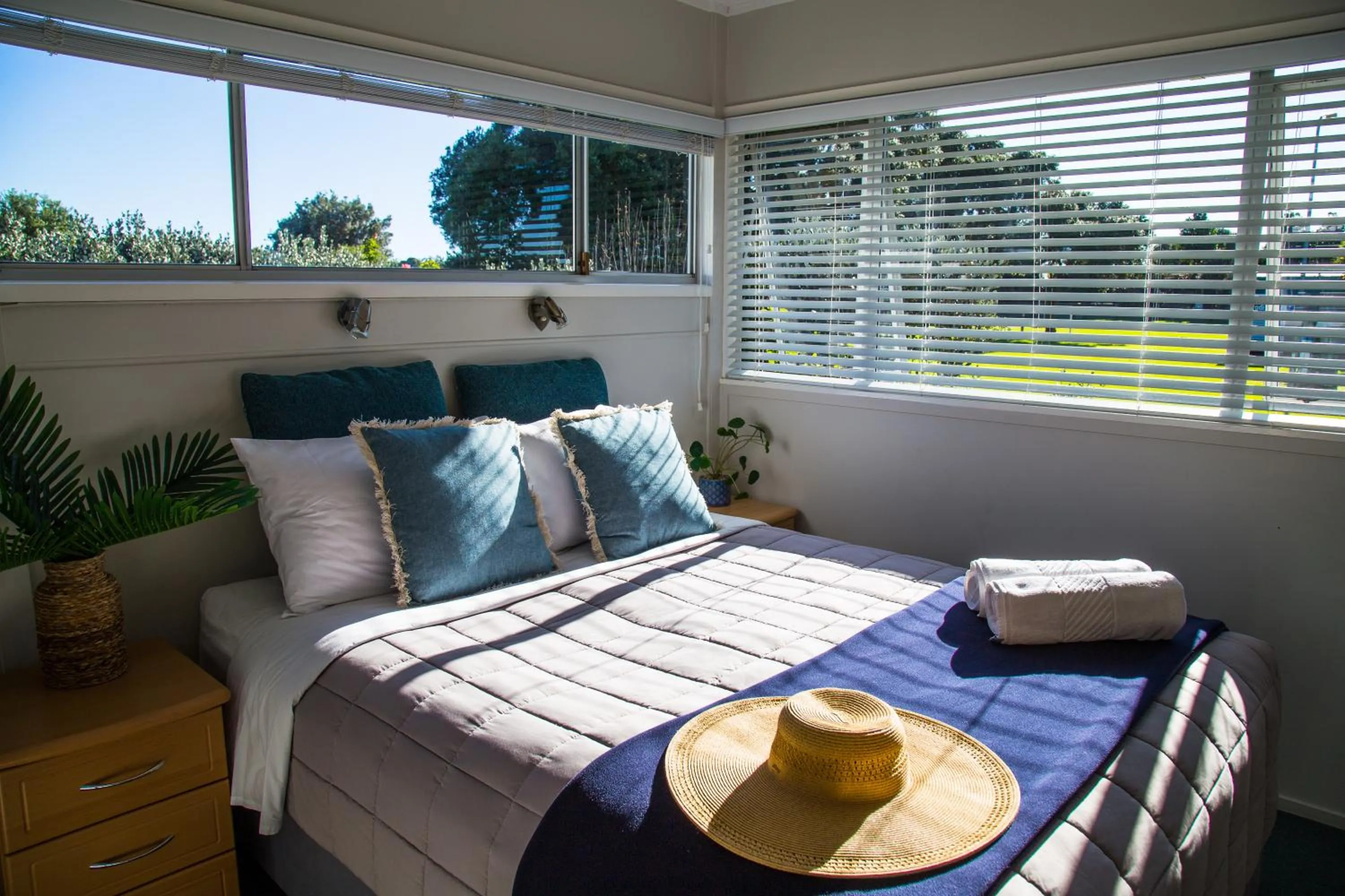 BBQ facilities, Bed in Hahei Beach Resort