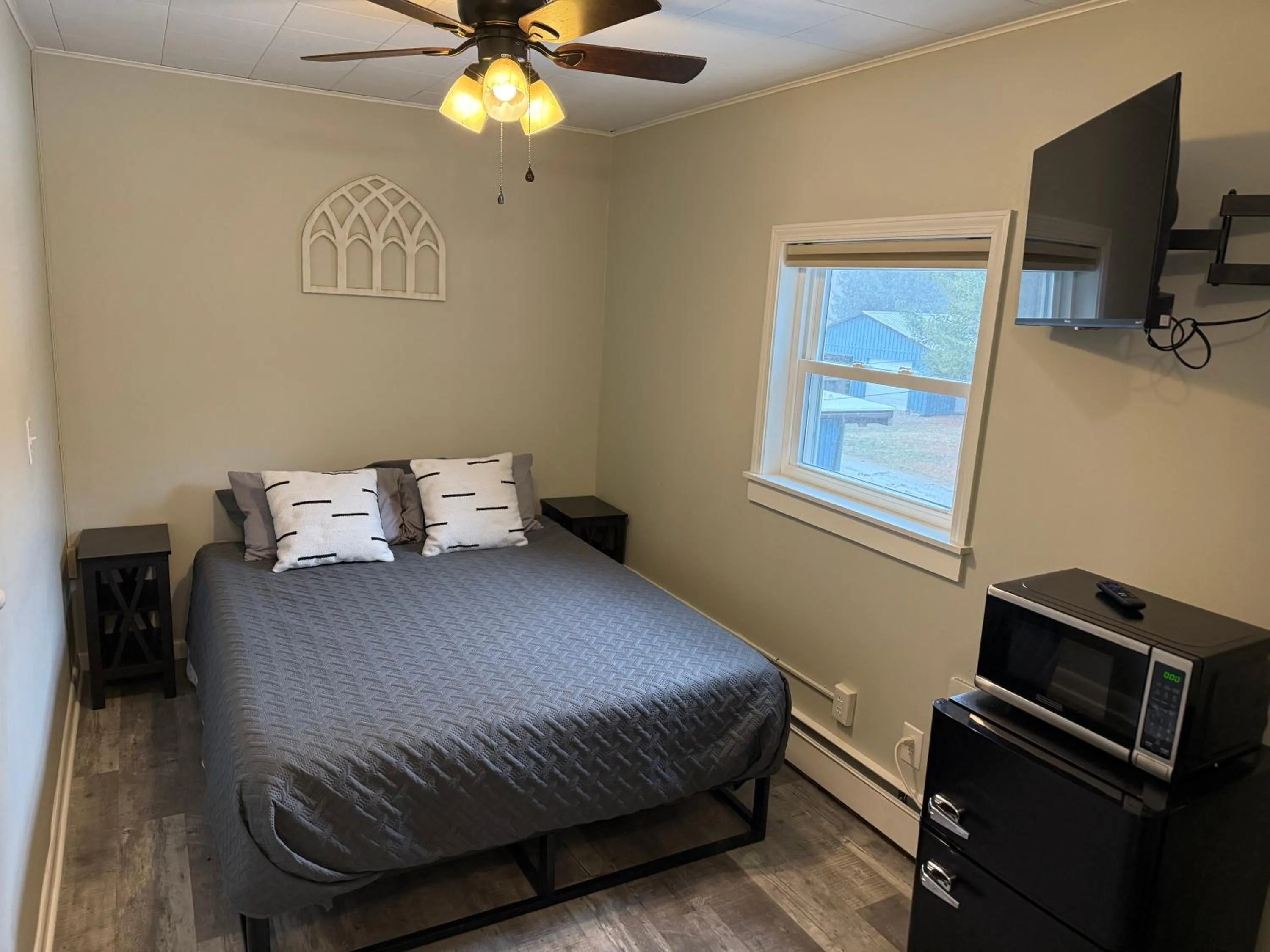 Bed in Colton Point Motel