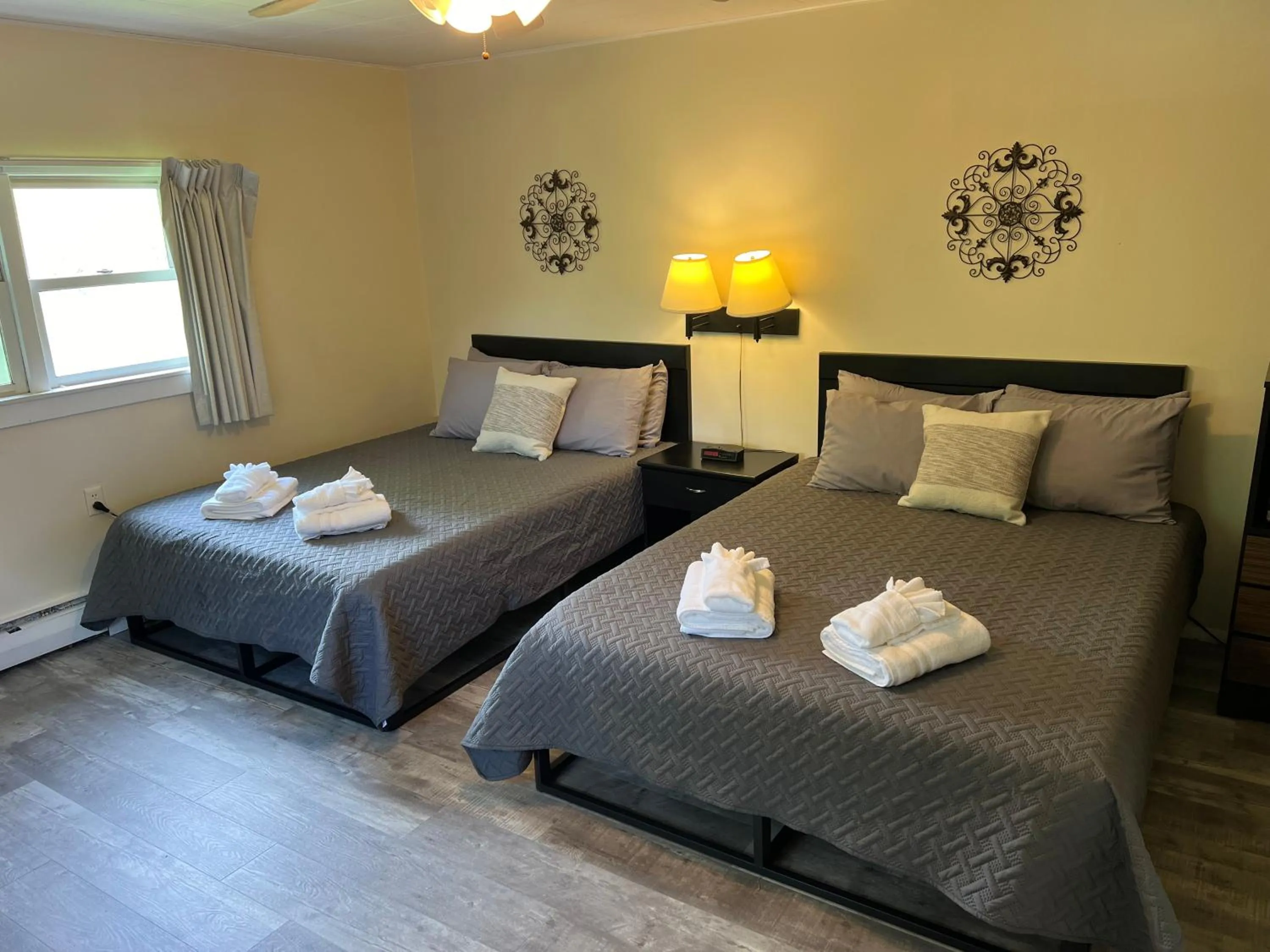 Bedroom, Bed in Colton Point Motel