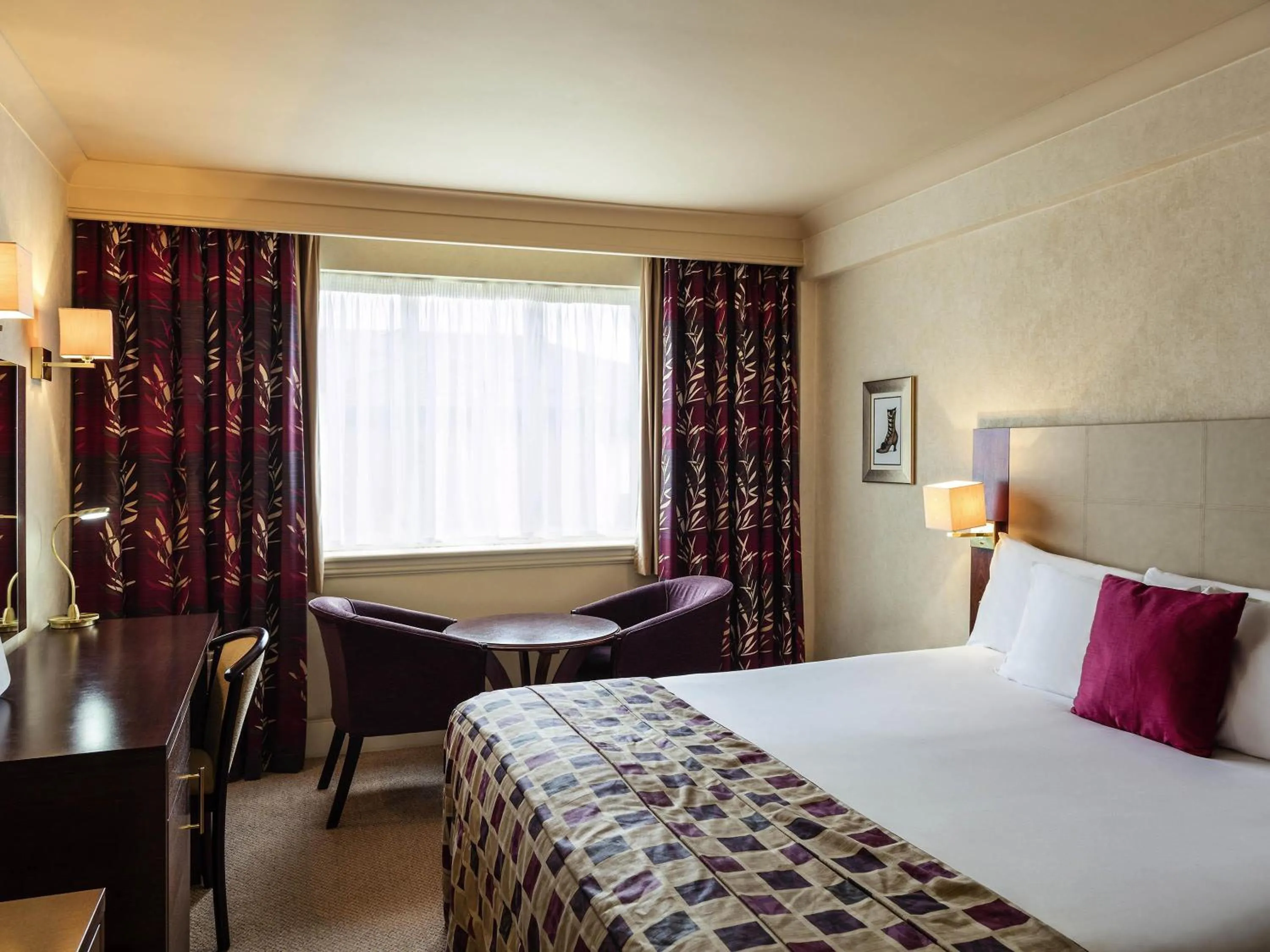 Bedroom, Bed in Mercure Daventry Court Hotel