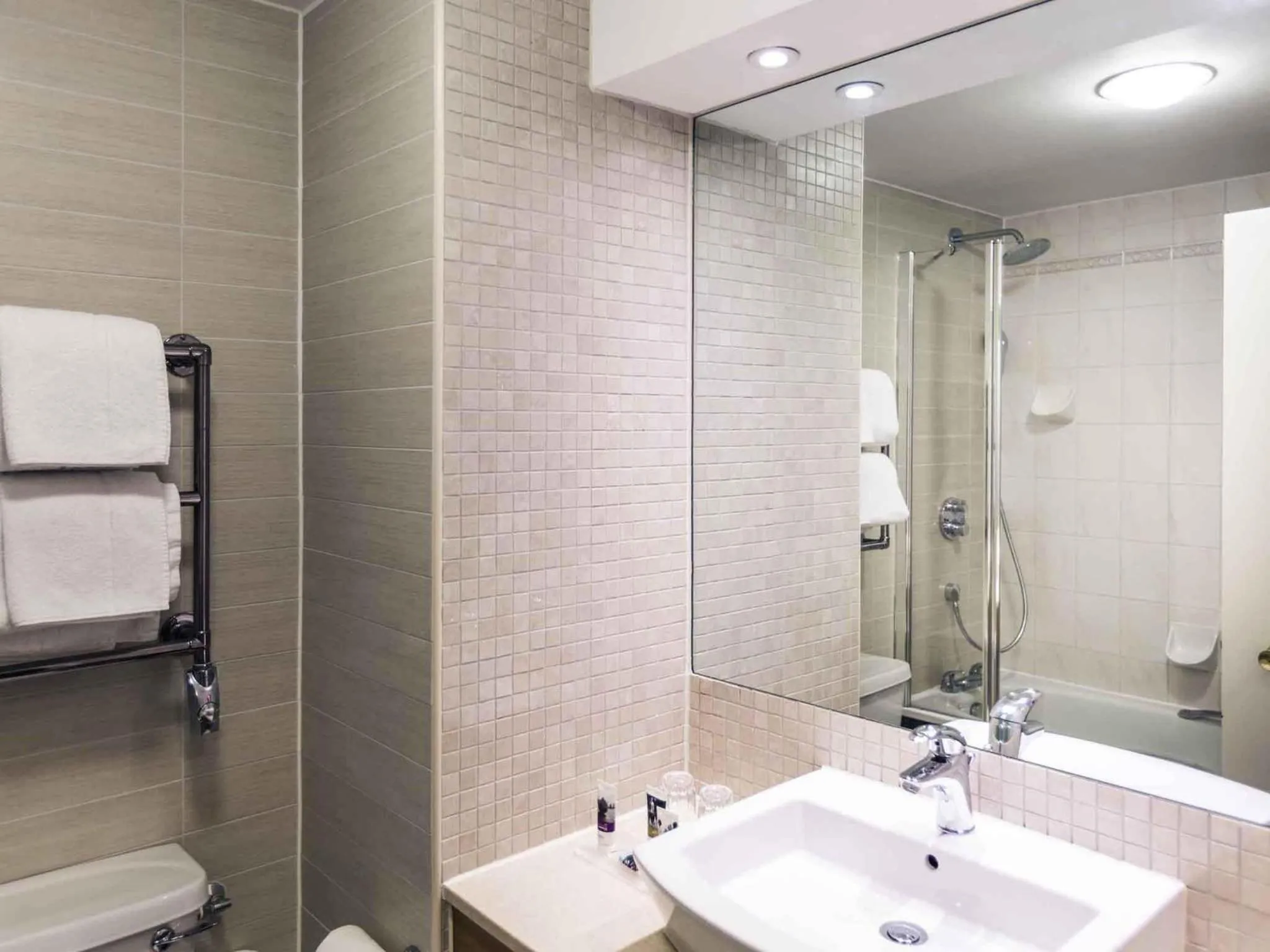 Bedroom in Mercure Daventry Court Hotel