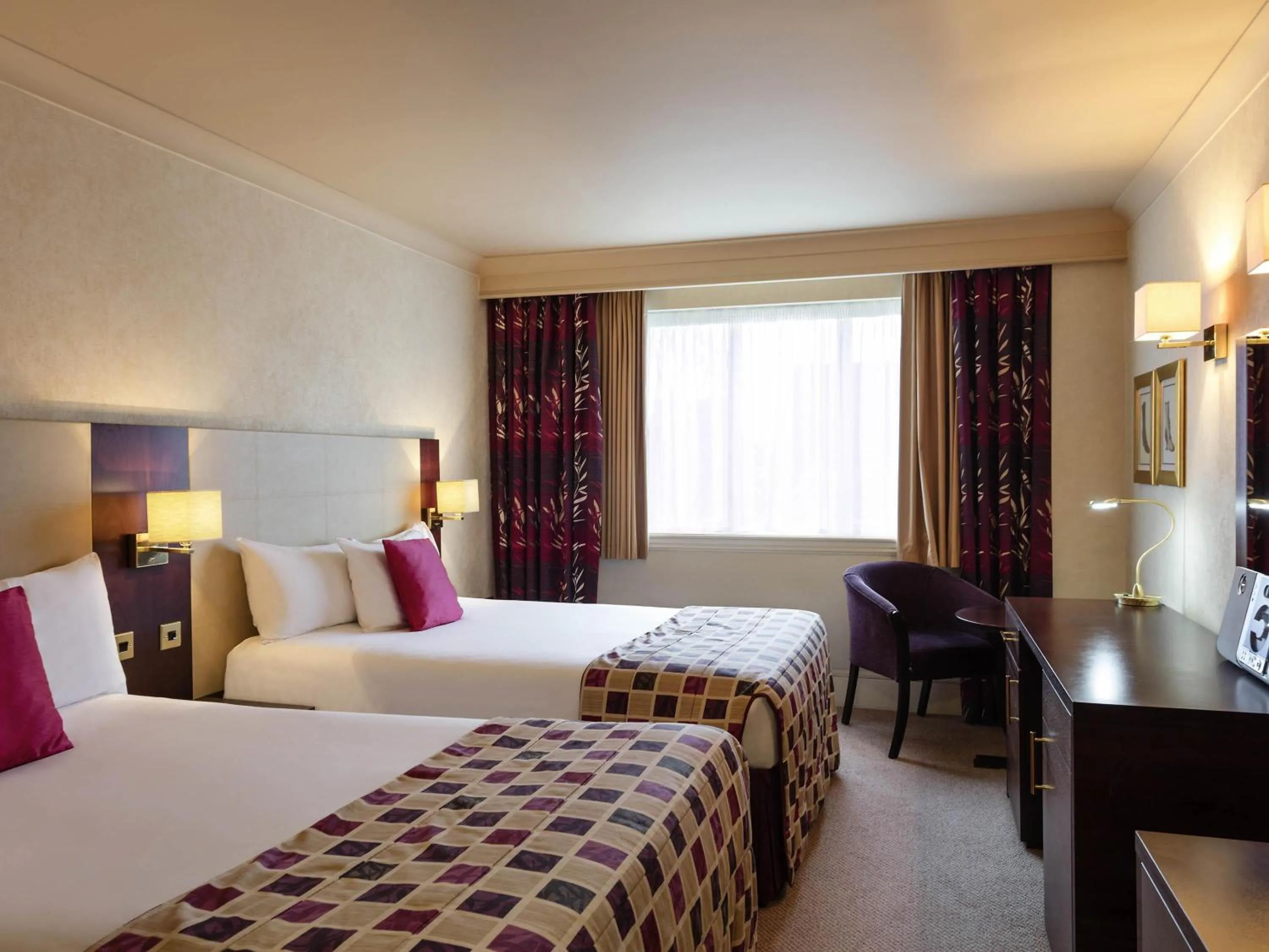Property building, Bed in Mercure Daventry Court Hotel