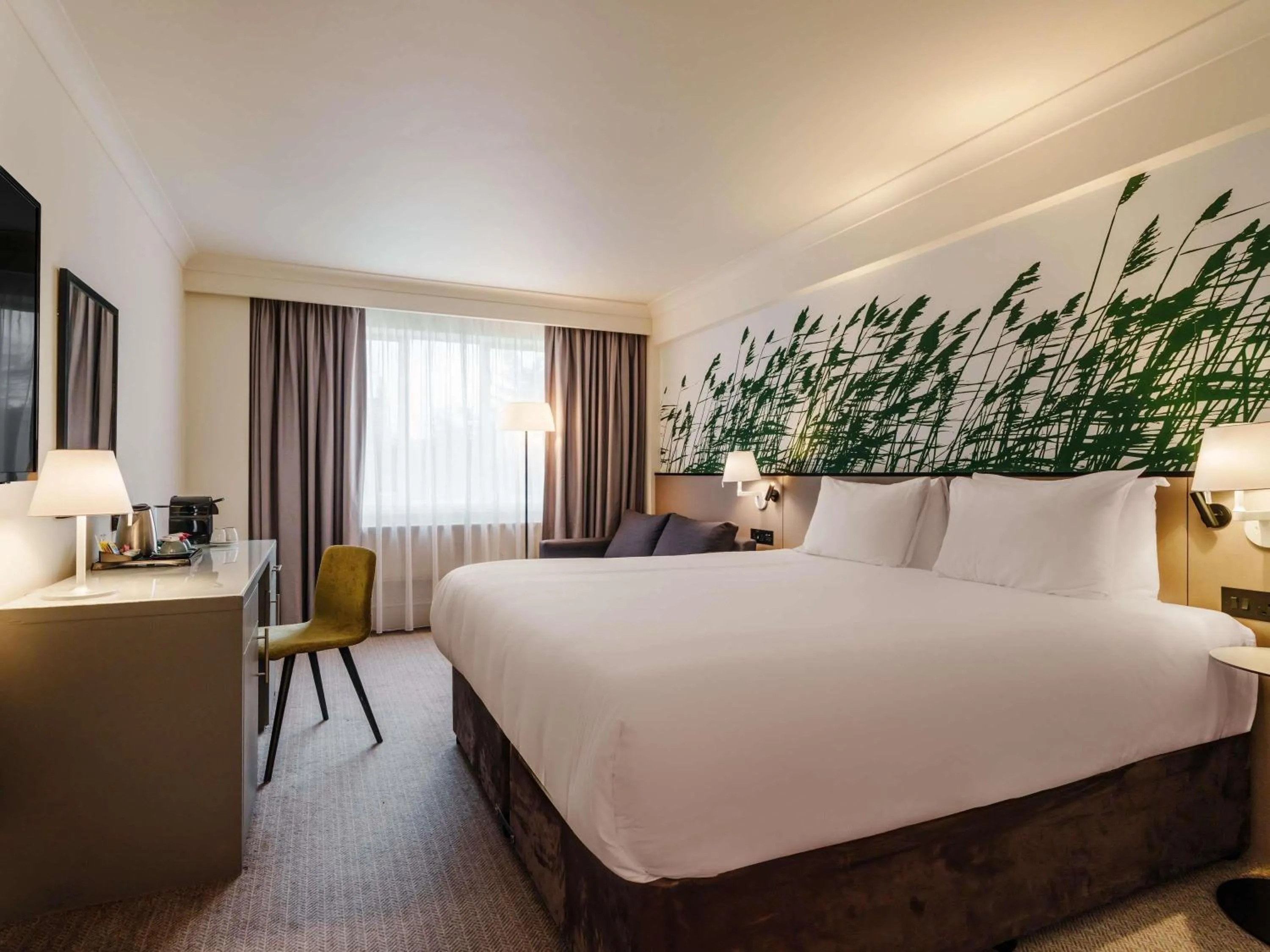 Bedroom, Bed in Mercure Daventry Court Hotel