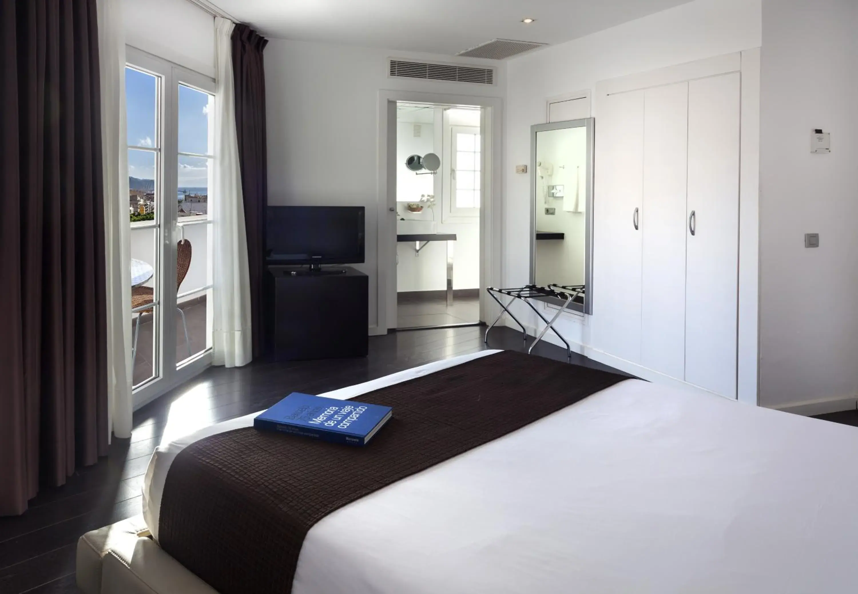 Double or Twin Room with Balcony in Occidental Santa Cruz Contemporáneo Double or Twin Room with Balcony in Occidental Santa Cruz Contemporáneo