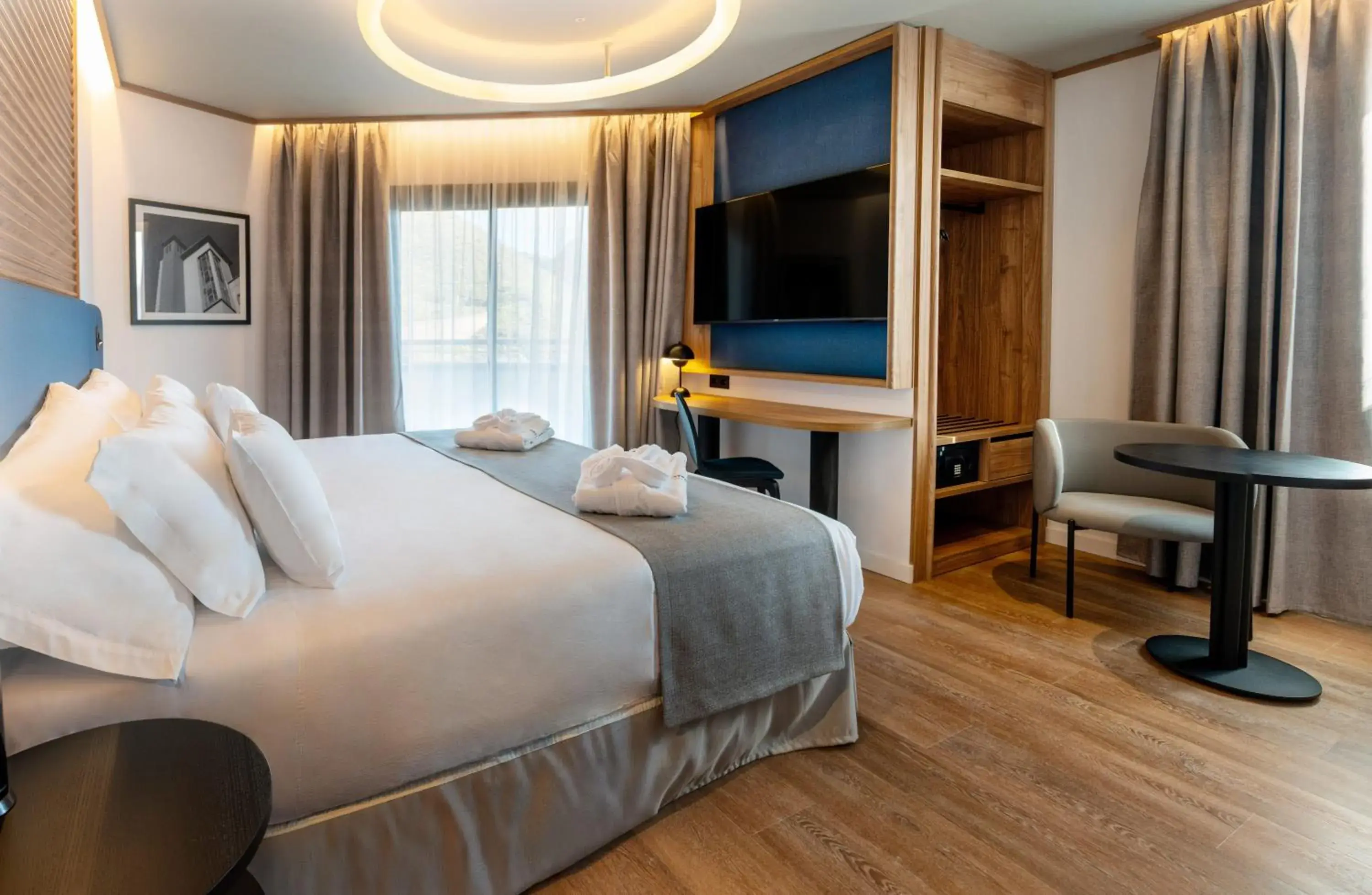 Double or Twin Room with Balcony in Barceló Santa Cruz Contemporáneo Double or Twin Room with Balcony in Barceló Santa Cruz Contemporáneo