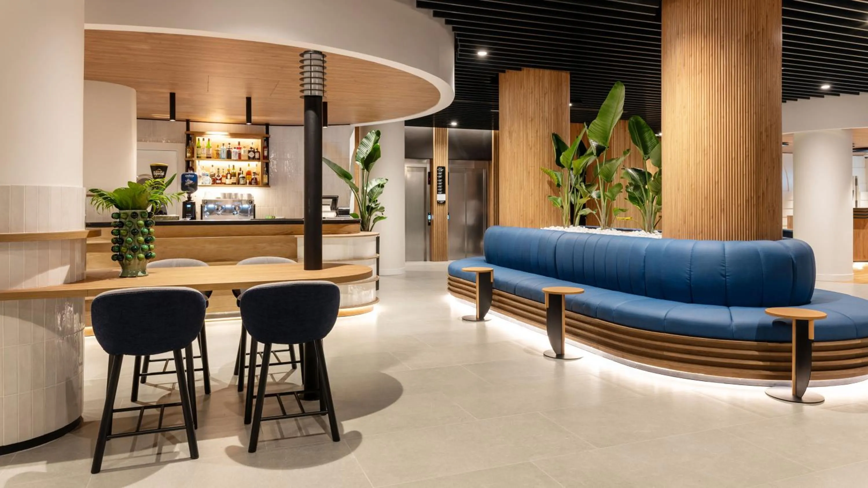 Restaurant/places to eat in Barceló Santa Cruz Contemporáneo