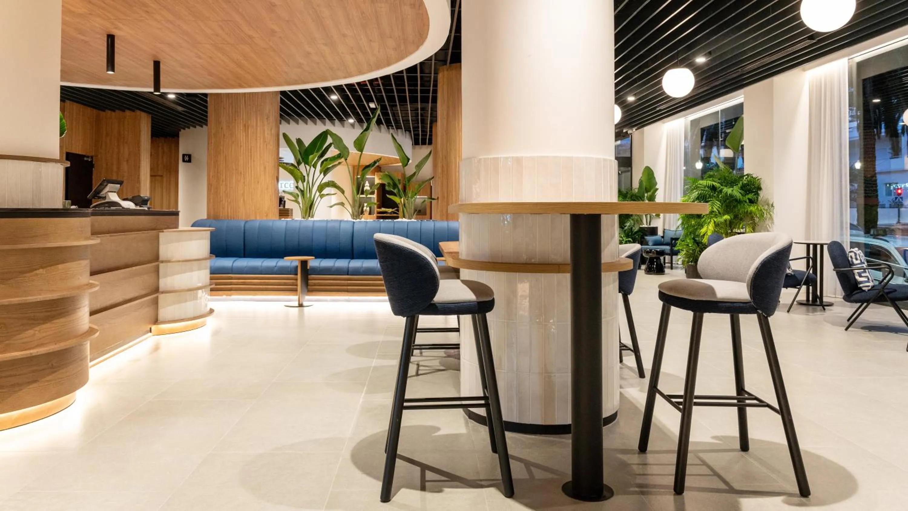 Lounge or bar in Barceló Santa Cruz Contemporáneo