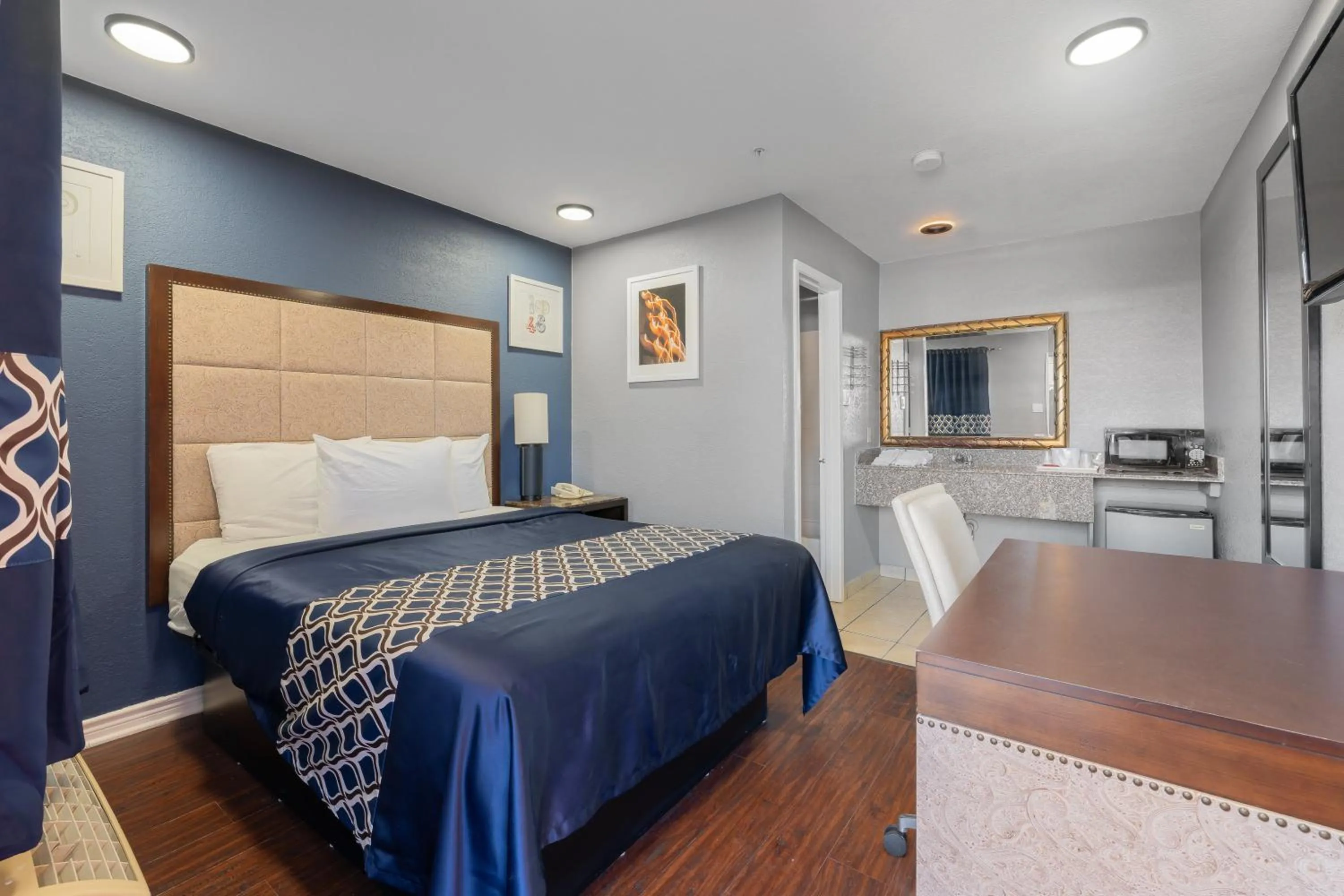 Bed in Golden Inn Dallas by Hotel O