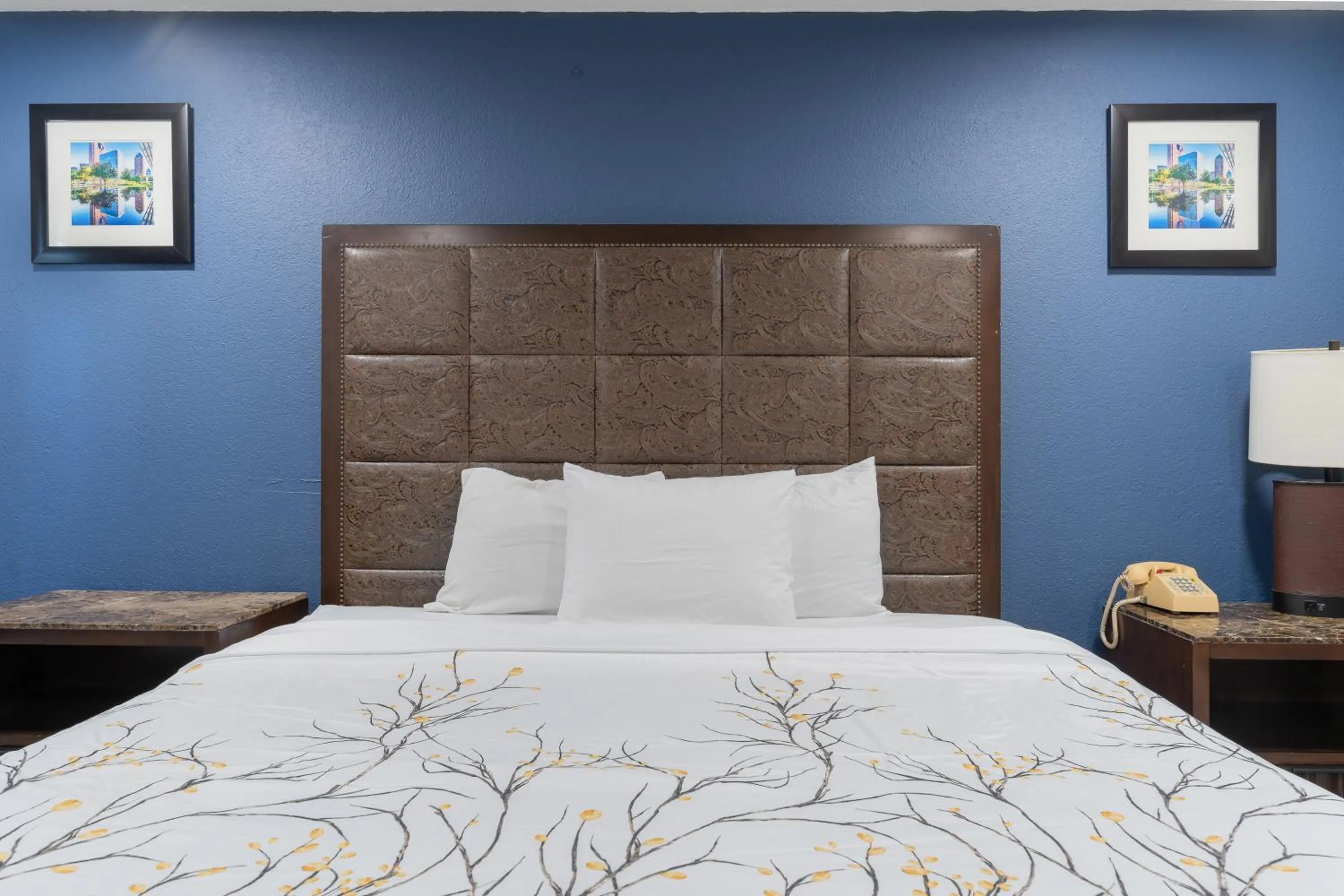 Bed in Golden Inn Dallas by Hotel O