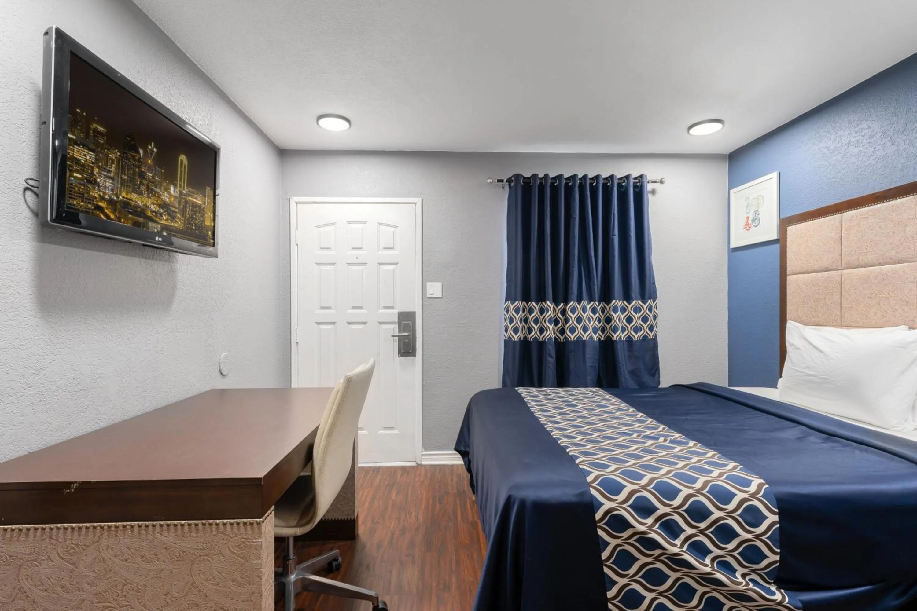 Bedroom, Bed in Golden Inn Dallas by Hotel O