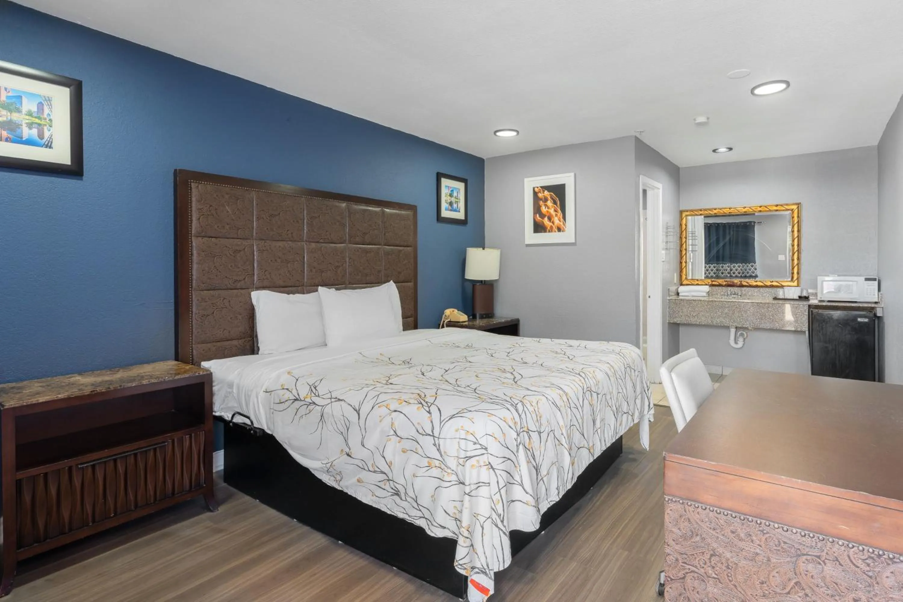 Bedroom, Bed in Golden Inn Dallas by Hotel O