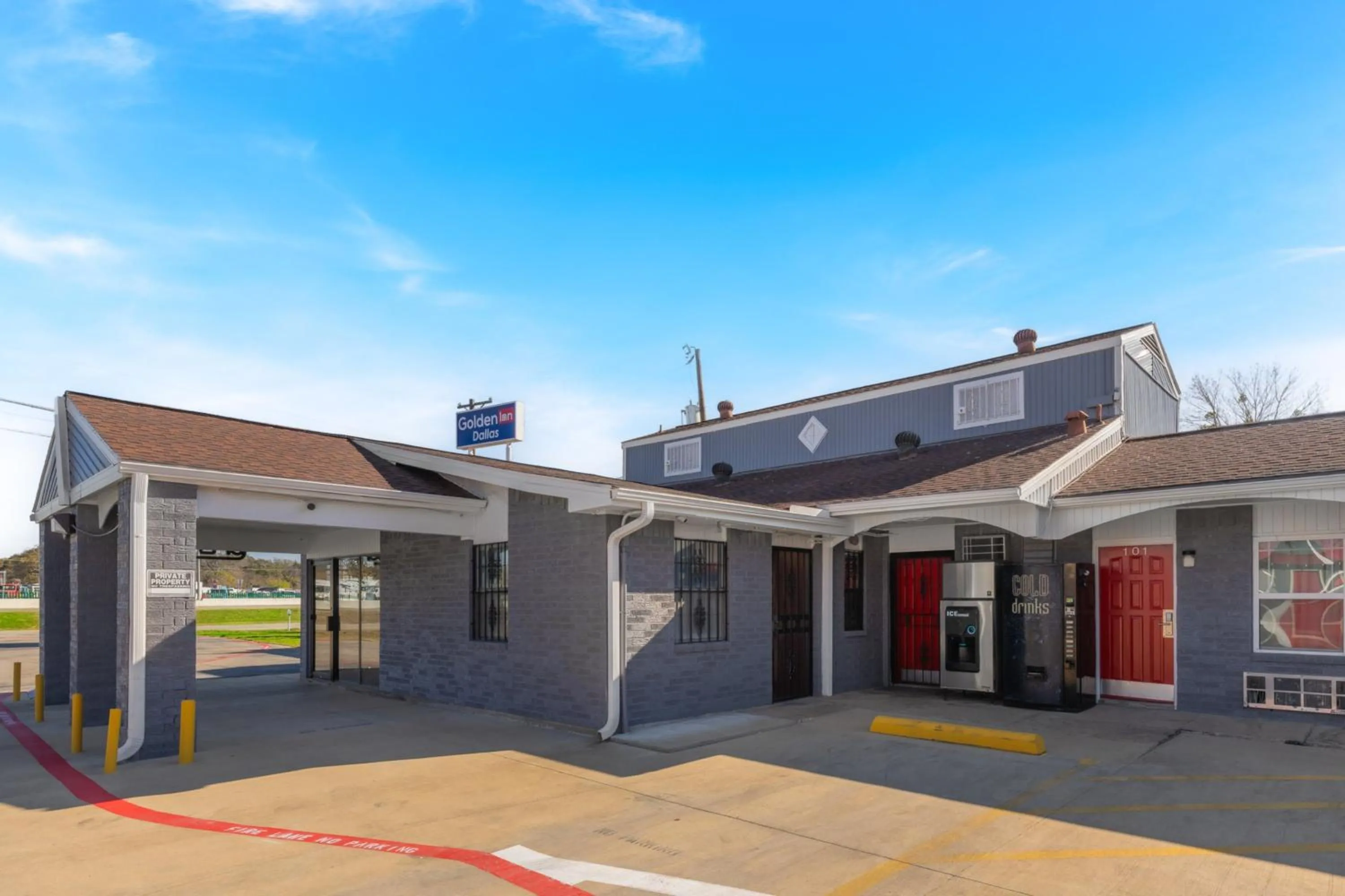 Facade/entrance in Golden Inn Dallas by Hotel O