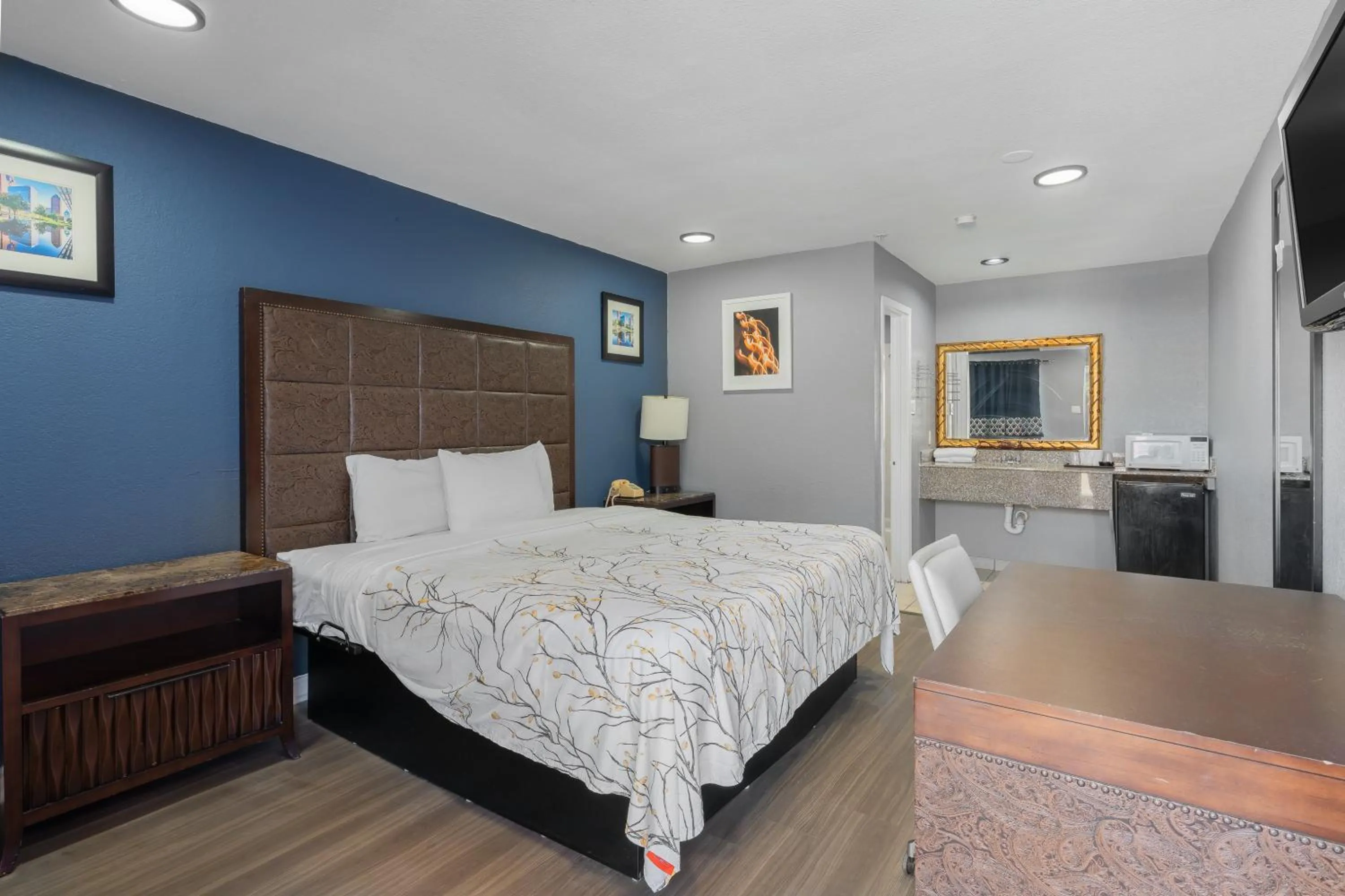 Bed in Golden Inn Dallas by Hotel O