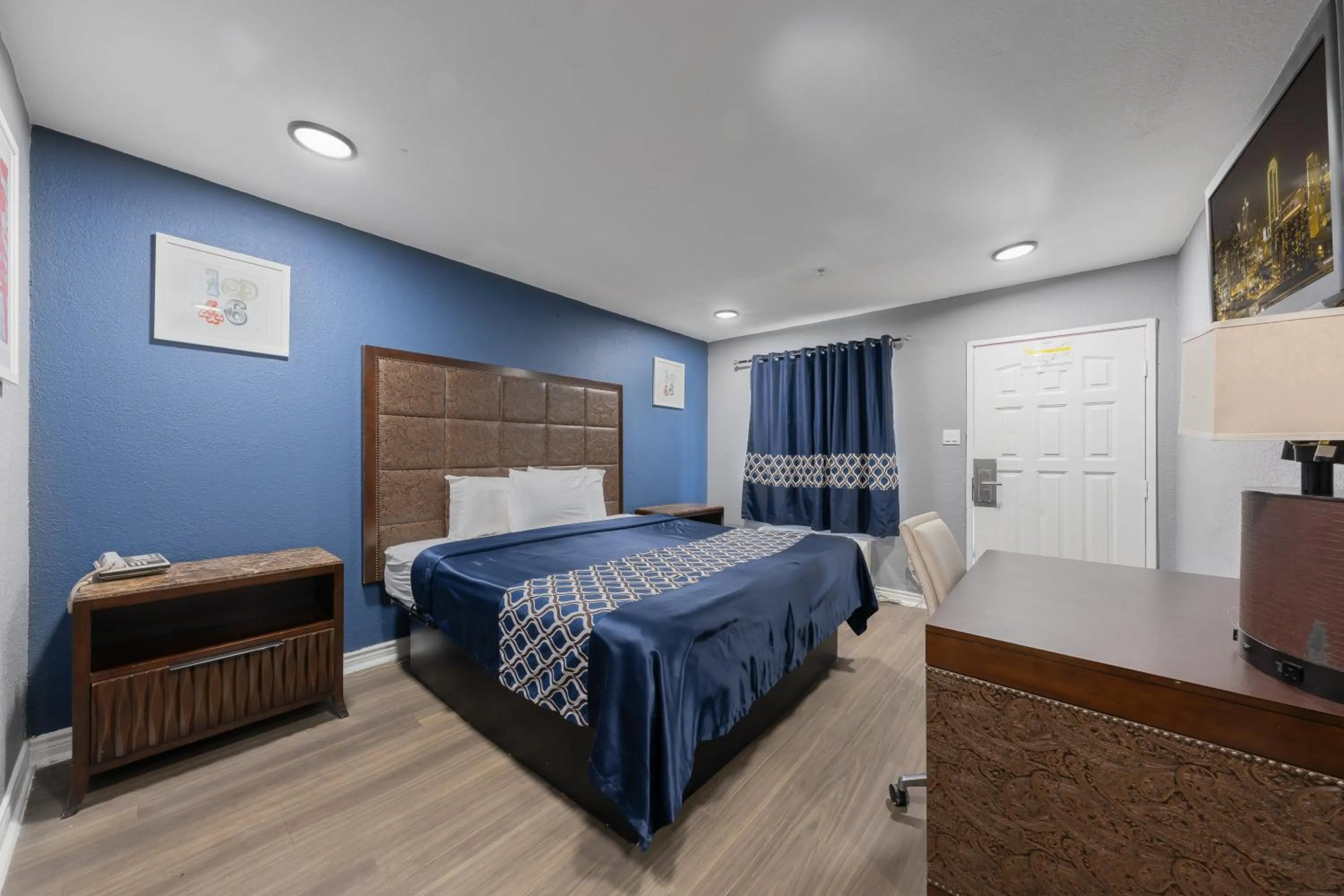 Photo of the whole room, Bed in Golden Inn Dallas by Hotel O