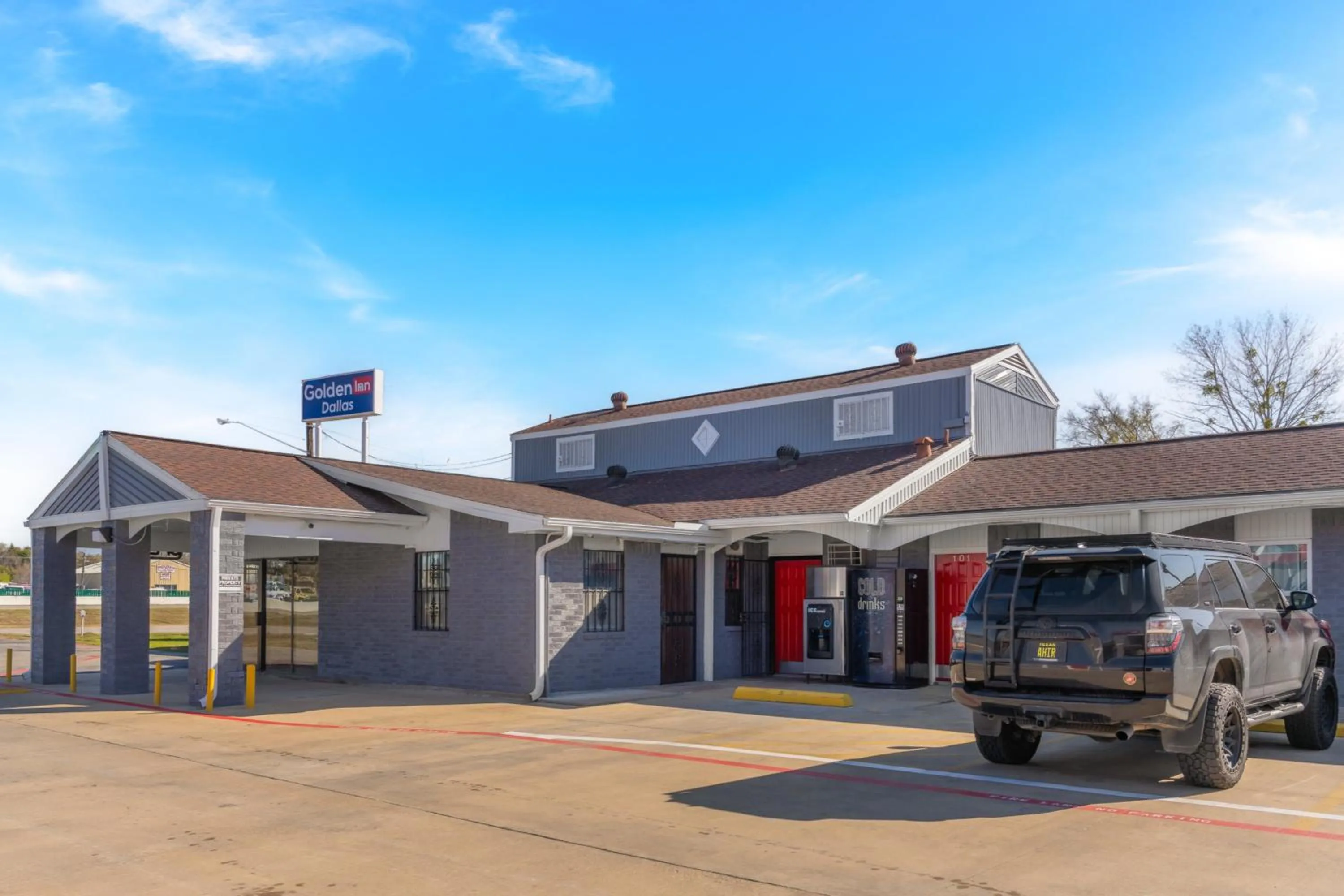 Parking in Golden Inn Dallas by Hotel O