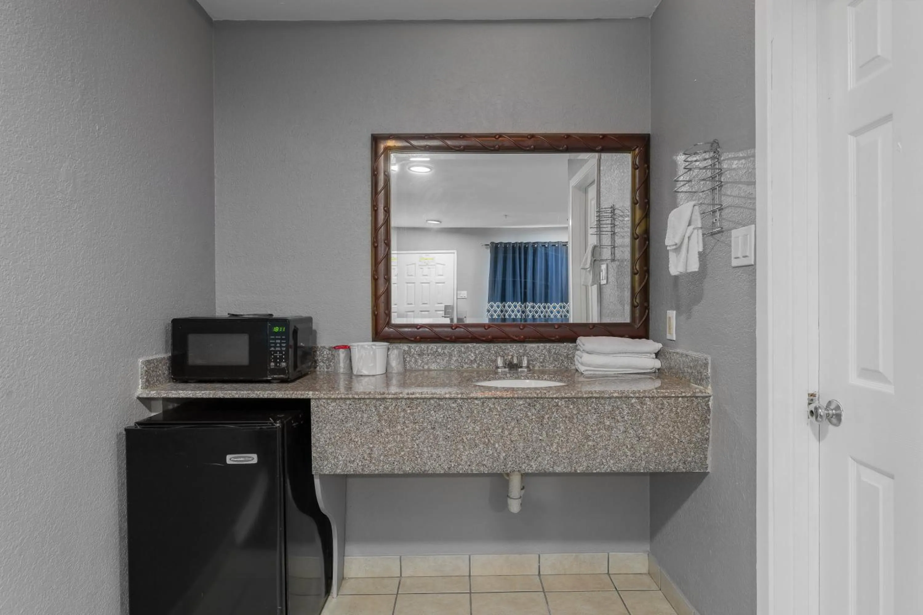 minibar in Golden Inn Dallas by Hotel O