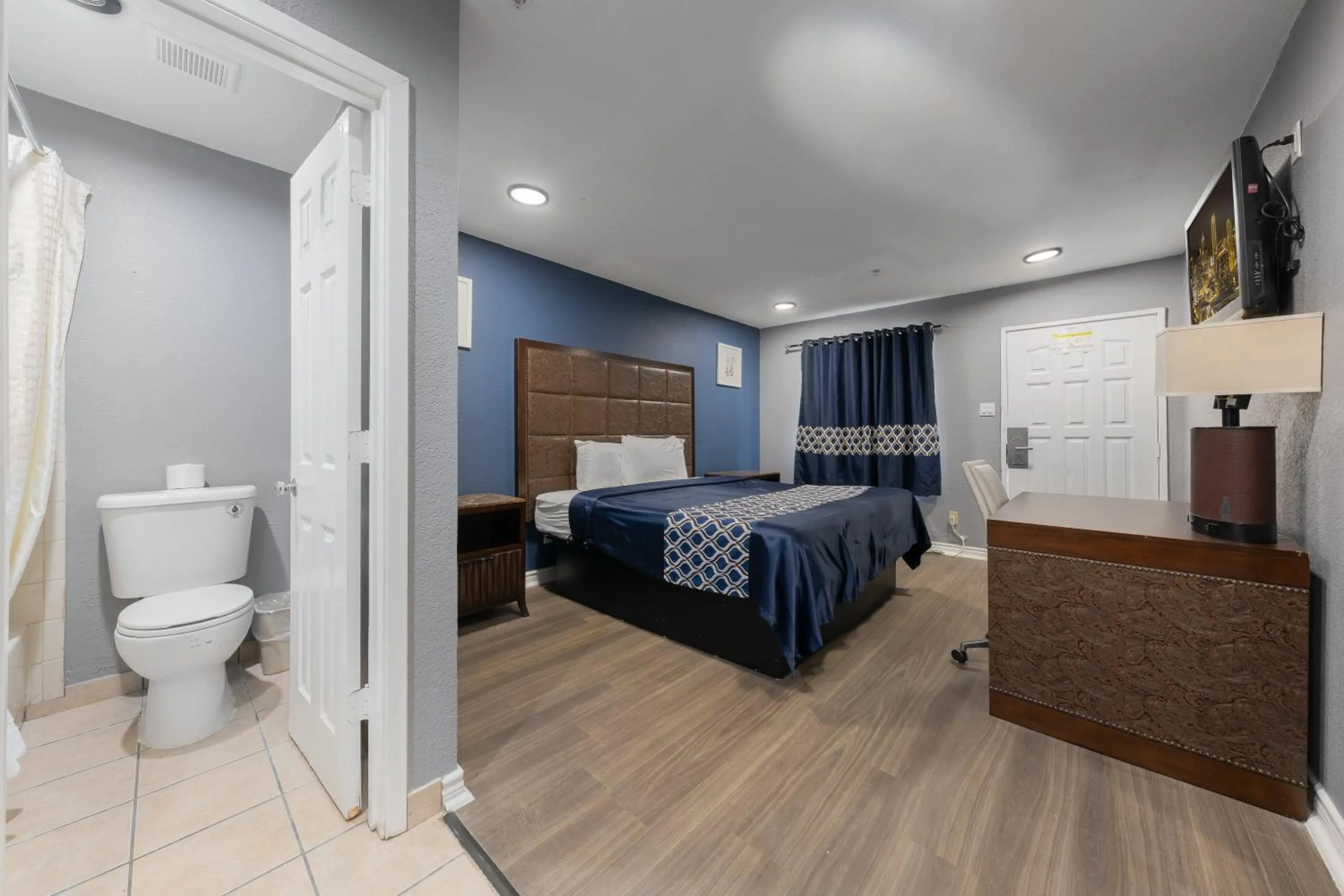 Bed in Golden Inn Dallas by Hotel O