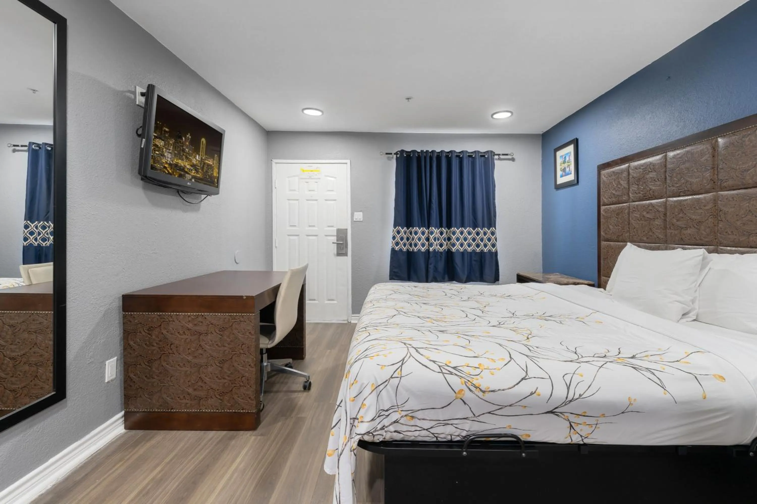 Bedroom, Bed in Golden Inn Dallas by Hotel O