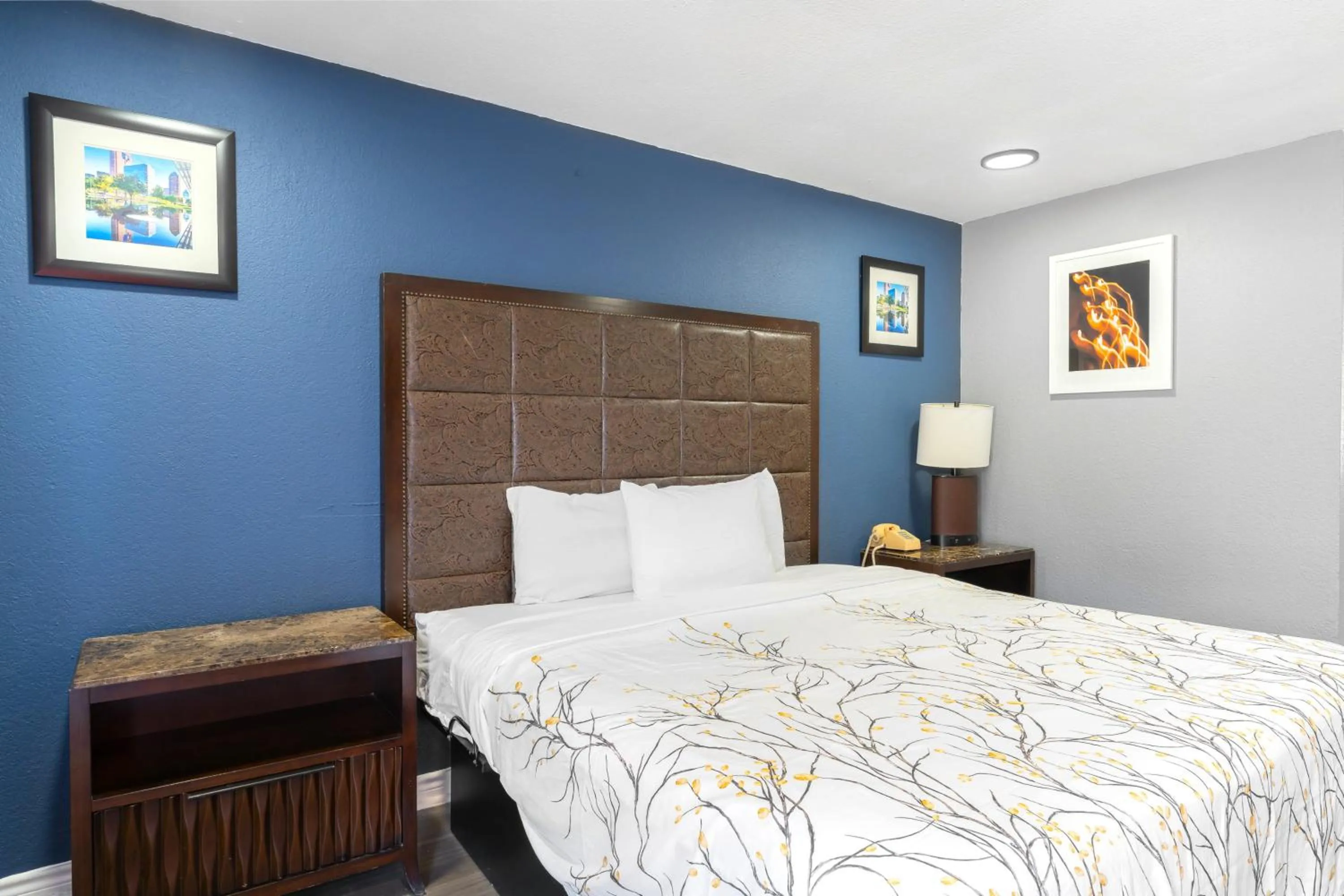 Bedroom, Bed in Golden Inn Dallas by Hotel O