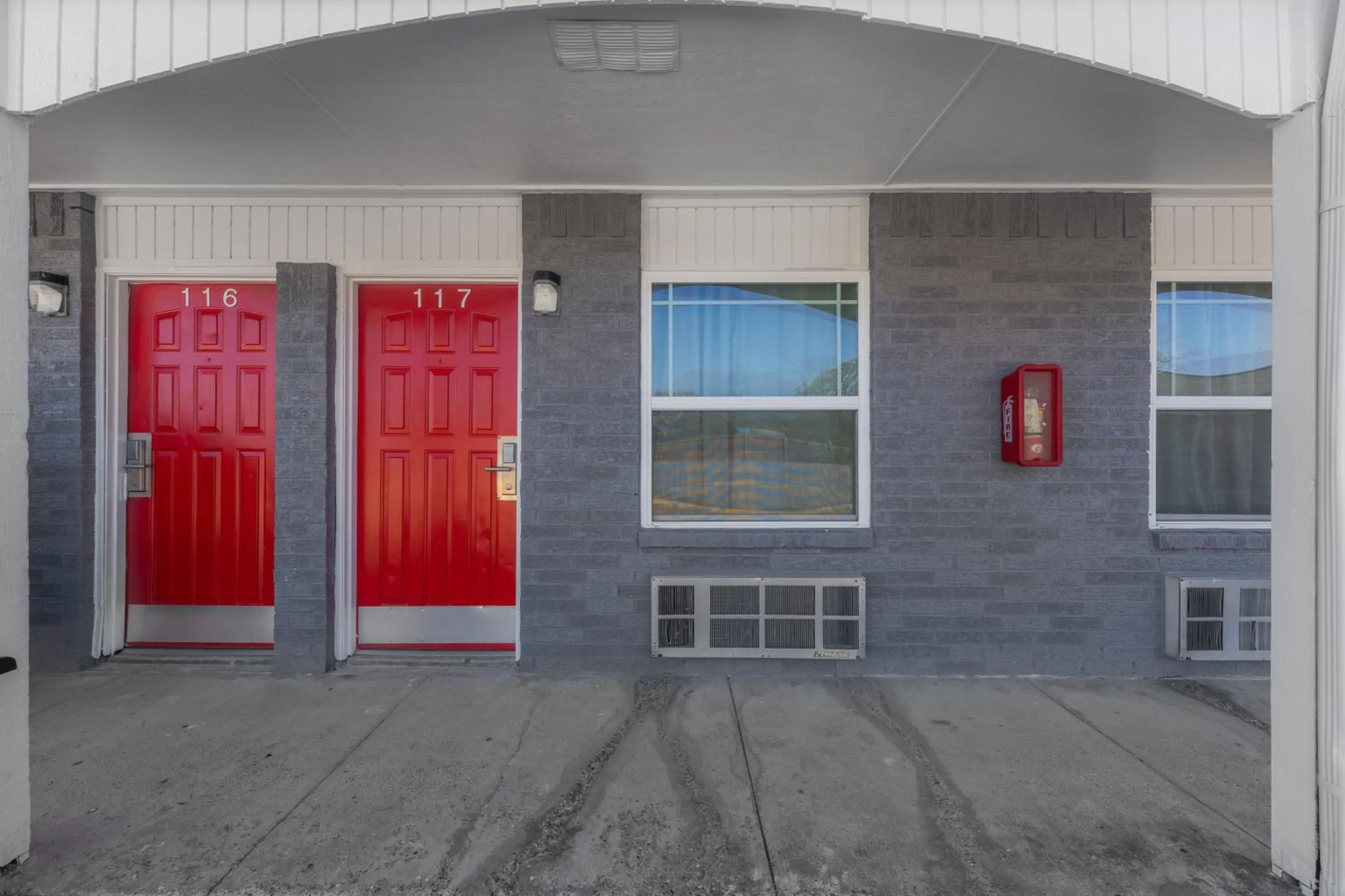 Facade/entrance in Golden Inn Dallas by Hotel O