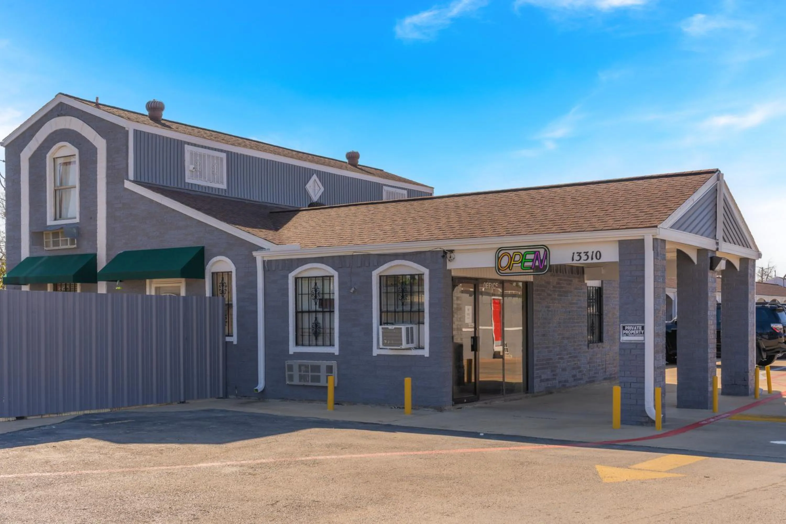 Facade/entrance in Golden Inn Dallas by Hotel O