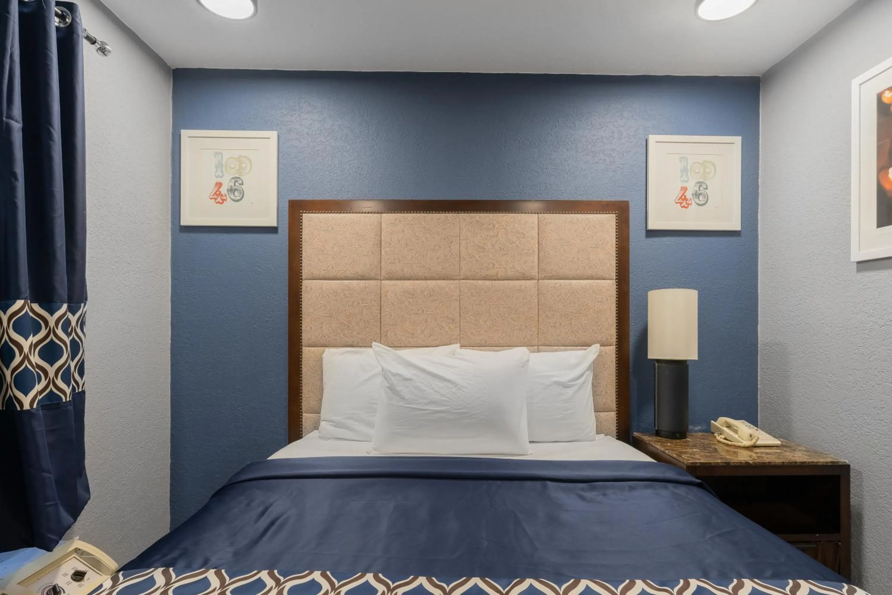 Bed in Golden Inn Dallas by Hotel O