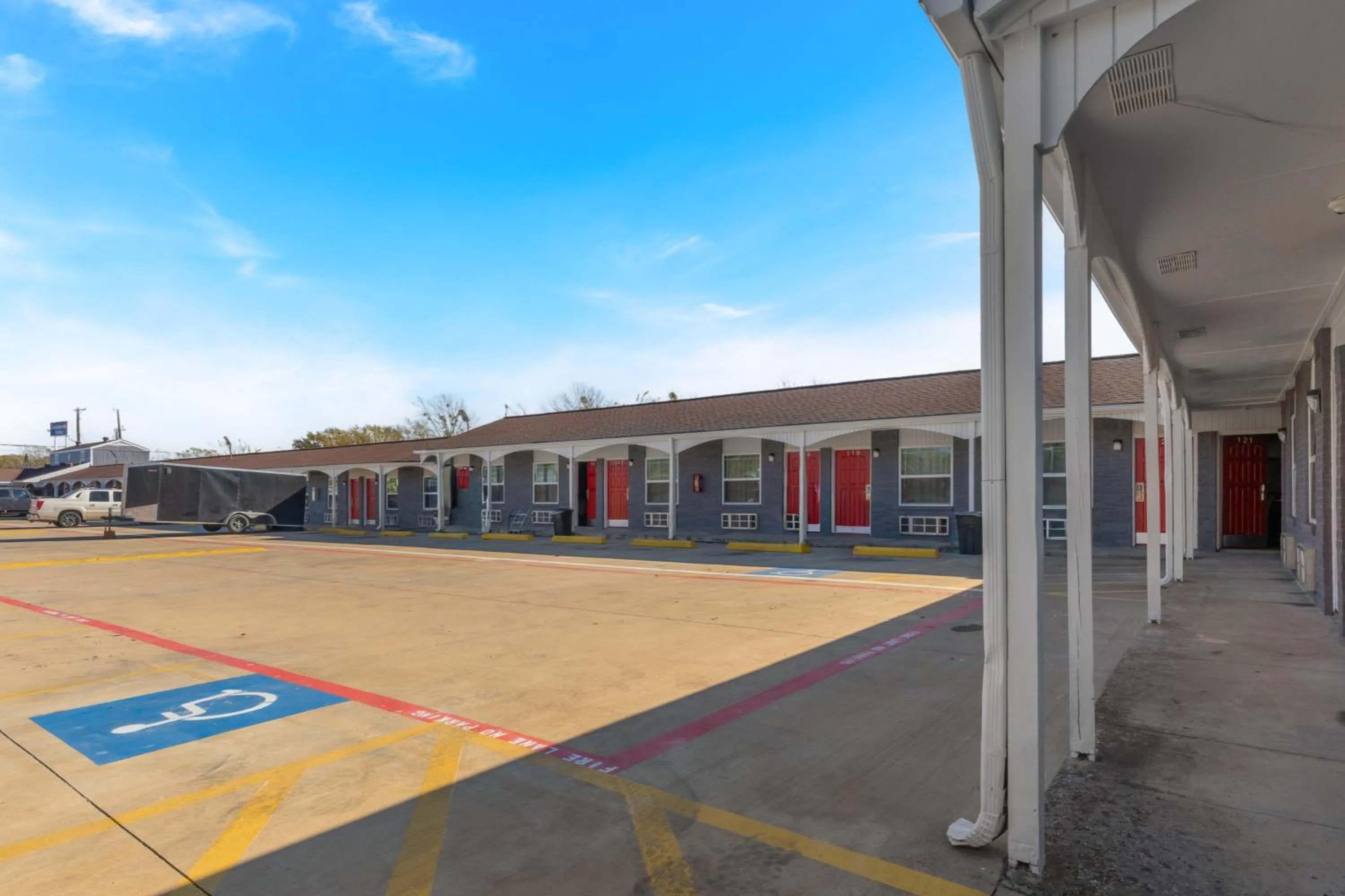 Parking in Golden Inn Dallas by Hotel O